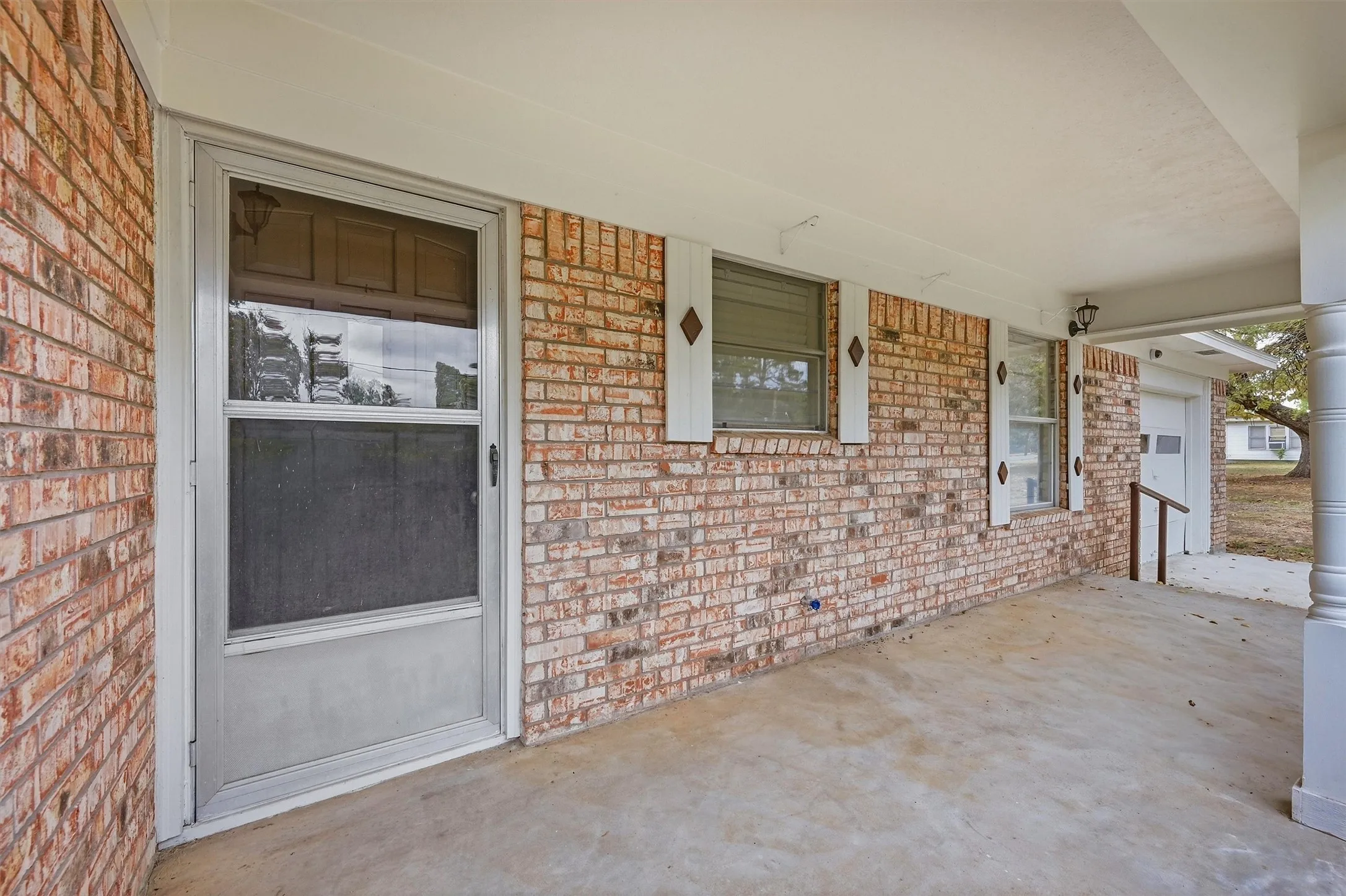 Single Family Residence For Sale in Grayson County , 400 E Murdock Street, Collinsville, Texas 76233, 3 Bedroom, 2 Bathroom, 1 Garage spaces, 1,476 Sqft, built in 1978, mls#21390721, Real Estate Agent in Collinsville, Homes For Sale in Grayson county, Homes For Sale in Collinsville, Realtor in Collinsville Texas, Real Estate Brokerage Independent Realty Texas, Luminita Cordes Realtor