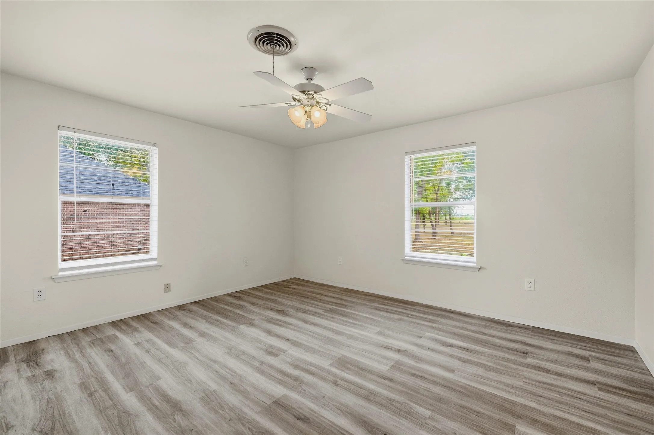 Single Family Residence For Sale in Grayson County , 400 E Murdock Street, Collinsville, Texas 76233, 3 Bedroom, 2 Bathroom, 1 Garage spaces, 1,476 Sqft, built in 1978, mls#21390721, Real Estate Agent in Collinsville, Homes For Sale in Grayson county, Homes For Sale in Collinsville, Realtor in Collinsville Texas, Real Estate Brokerage Independent Realty Texas, Luminita Cordes Realtor
