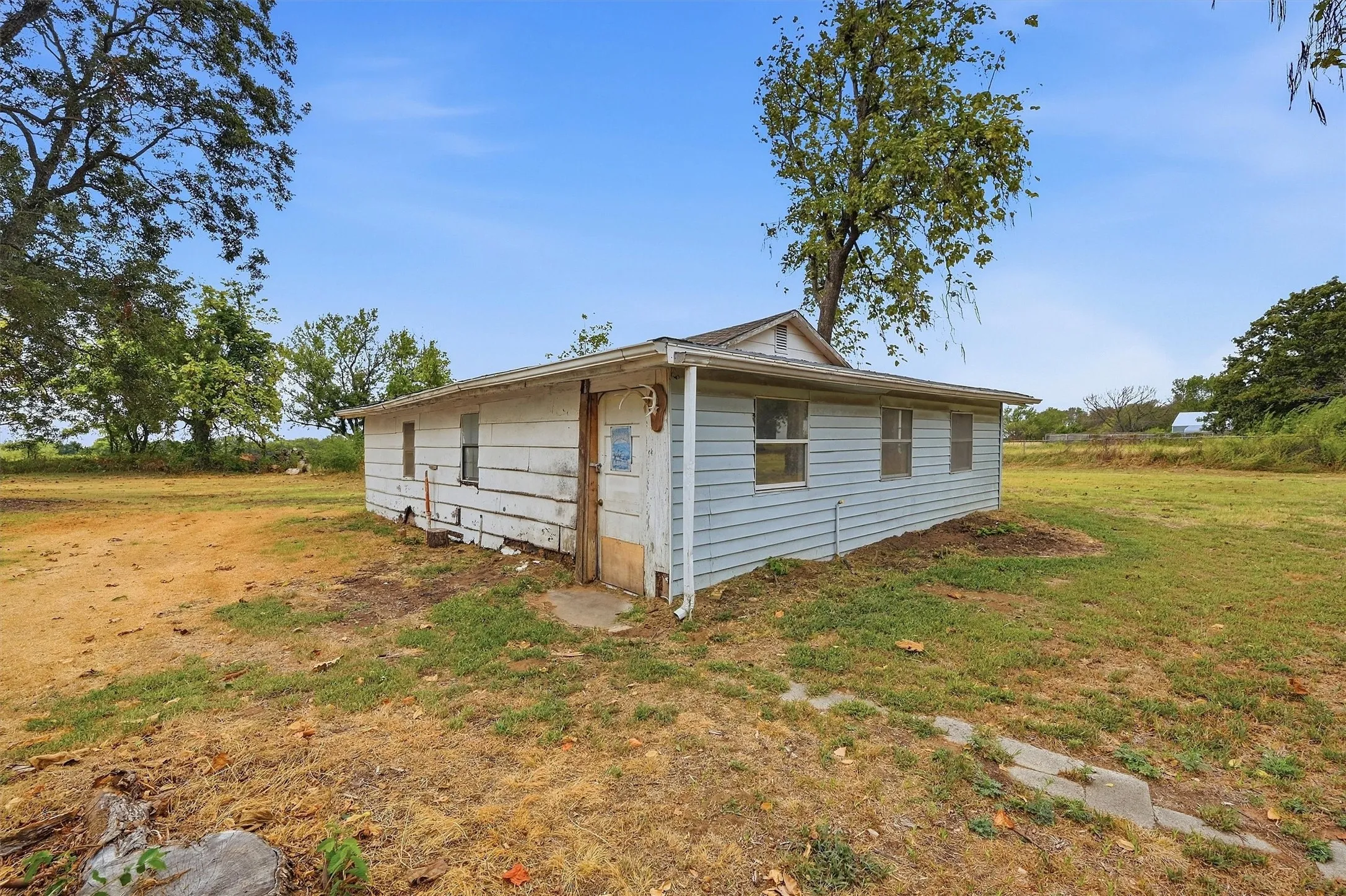 Single Family Residence For Sale in Grayson County , 400 E Murdock Street, Collinsville, Texas 76233, 3 Bedroom, 2 Bathroom, 1 Garage spaces, 1,476 Sqft, built in 1978, mls#21390721, Real Estate Agent in Collinsville, Homes For Sale in Grayson county, Homes For Sale in Collinsville, Realtor in Collinsville Texas, Real Estate Brokerage Independent Realty Texas, Luminita Cordes Realtor