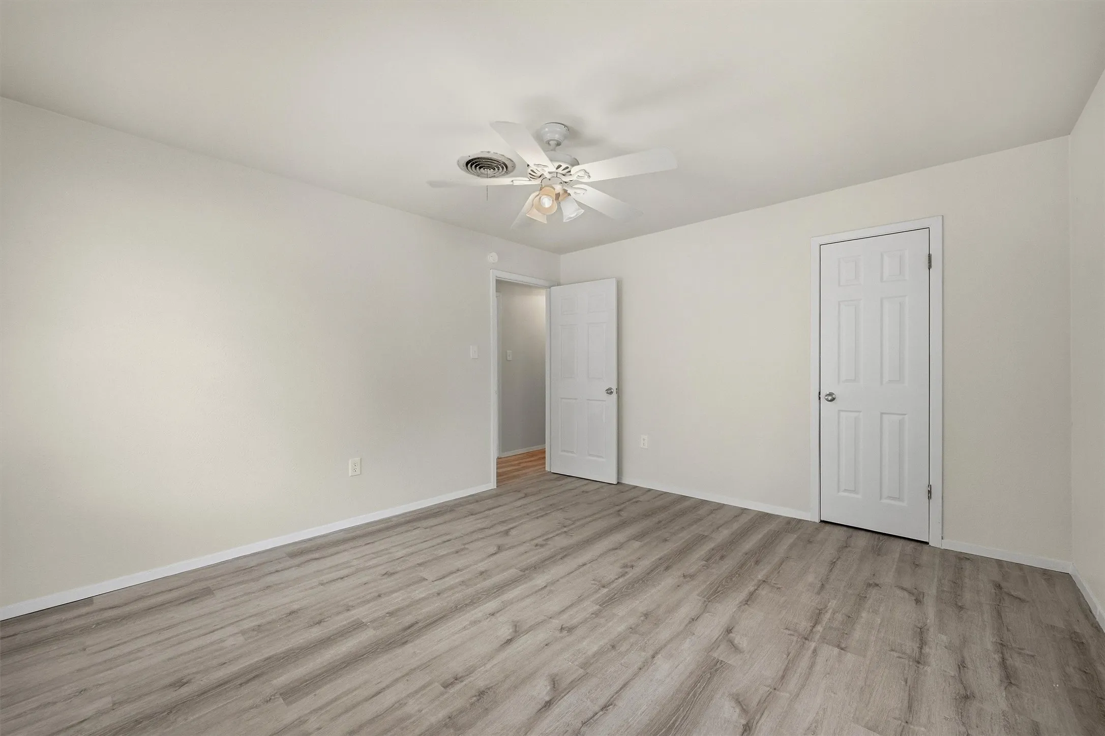 Single Family Residence For Sale in Grayson County , 400 E Murdock Street, Collinsville, Texas 76233, 3 Bedroom, 2 Bathroom, 1 Garage spaces, 1,476 Sqft, built in 1978, mls#21390721, Real Estate Agent in Collinsville, Homes For Sale in Grayson county, Homes For Sale in Collinsville, Realtor in Collinsville Texas, Real Estate Brokerage Independent Realty Texas, Luminita Cordes Realtor