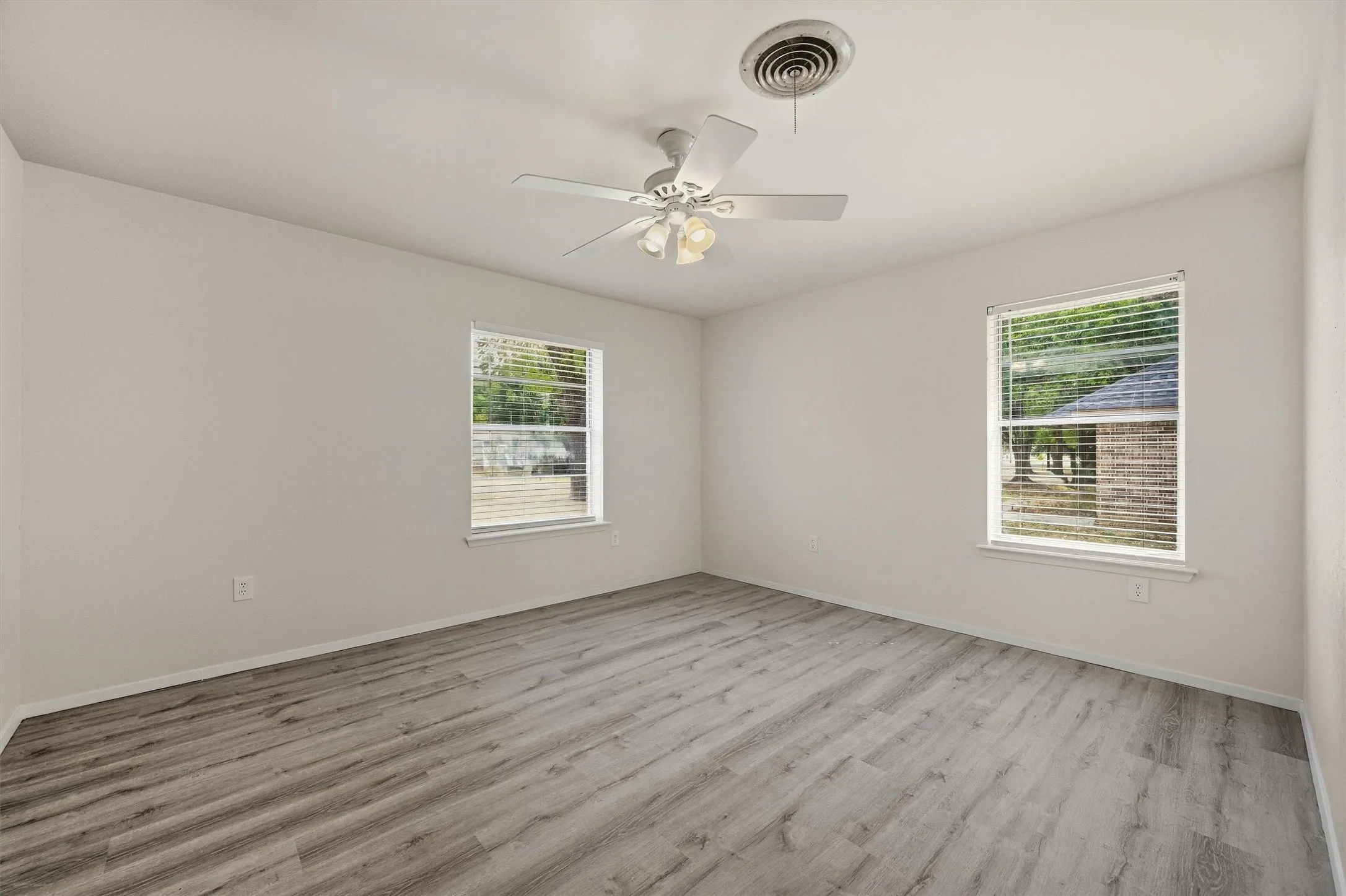 Single Family Residence For Sale in Grayson County , 400 E Murdock Street, Collinsville, Texas 76233, 3 Bedroom, 2 Bathroom, 1 Garage spaces, 1,476 Sqft, built in 1978, mls#21390721, Real Estate Agent in Collinsville, Homes For Sale in Grayson county, Homes For Sale in Collinsville, Realtor in Collinsville Texas, Real Estate Brokerage Independent Realty Texas, Luminita Cordes Realtor