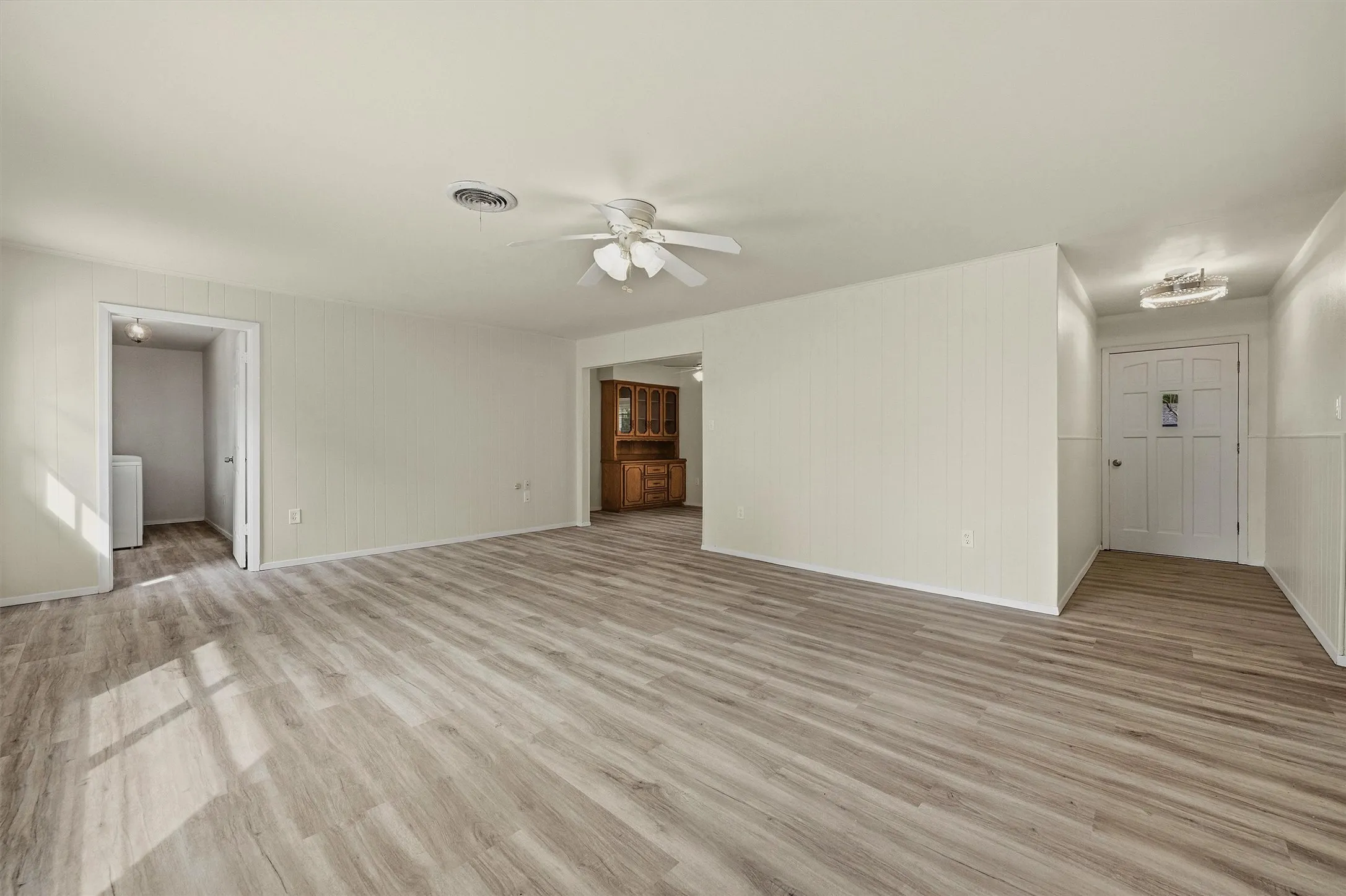 Single Family Residence For Sale in Grayson County , 400 E Murdock Street, Collinsville, Texas 76233, 3 Bedroom, 2 Bathroom, 1 Garage spaces, 1,476 Sqft, built in 1978, mls#21390721, Real Estate Agent in Collinsville, Homes For Sale in Grayson county, Homes For Sale in Collinsville, Realtor in Collinsville Texas, Real Estate Brokerage Independent Realty Texas, Luminita Cordes Realtor