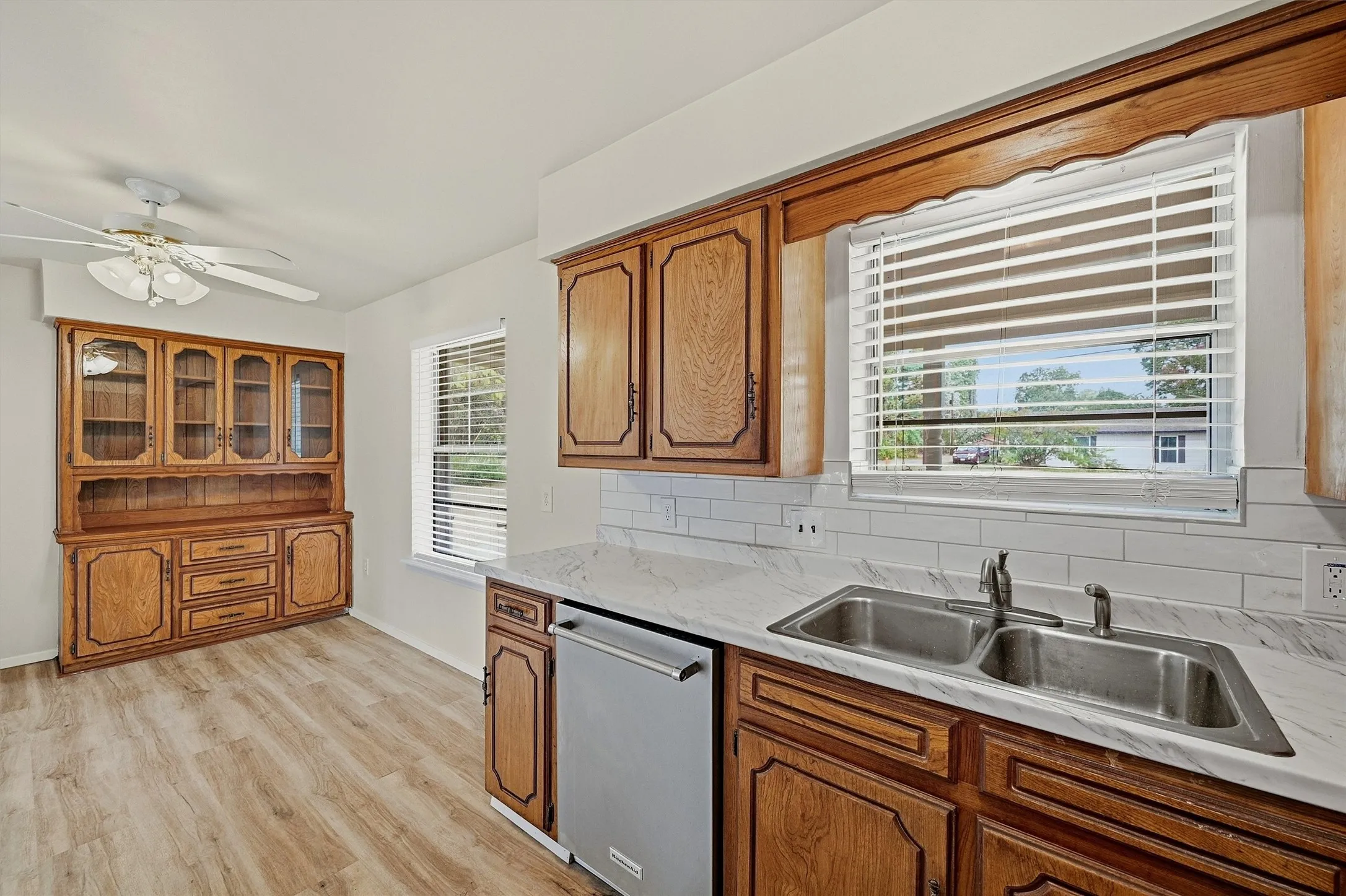 Single Family Residence For Sale in Grayson County , 400 E Murdock Street, Collinsville, Texas 76233, 3 Bedroom, 2 Bathroom, 1 Garage spaces, 1,476 Sqft, built in 1978, mls#21390721, Real Estate Agent in Collinsville, Homes For Sale in Grayson county, Homes For Sale in Collinsville, Realtor in Collinsville Texas, Real Estate Brokerage Independent Realty Texas, Luminita Cordes Realtor