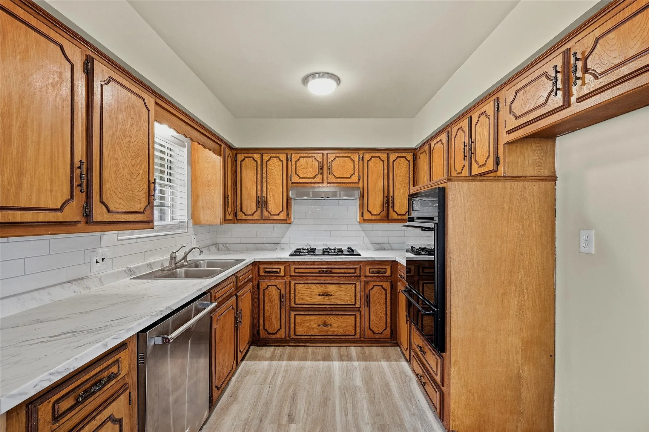 Single Family Residence For Sale in Grayson County , 400 E Murdock Street, Collinsville, Texas 76233, 3 Bedroom, 2 Bathroom, 1 Garage spaces, 1,476 Sqft, built in 1978, mls#21390721, Real Estate Agent in Collinsville, Homes For Sale in Grayson county, Homes For Sale in Collinsville, Realtor in Collinsville Texas, Real Estate Brokerage Independent Realty Texas, Luminita Cordes Realtor