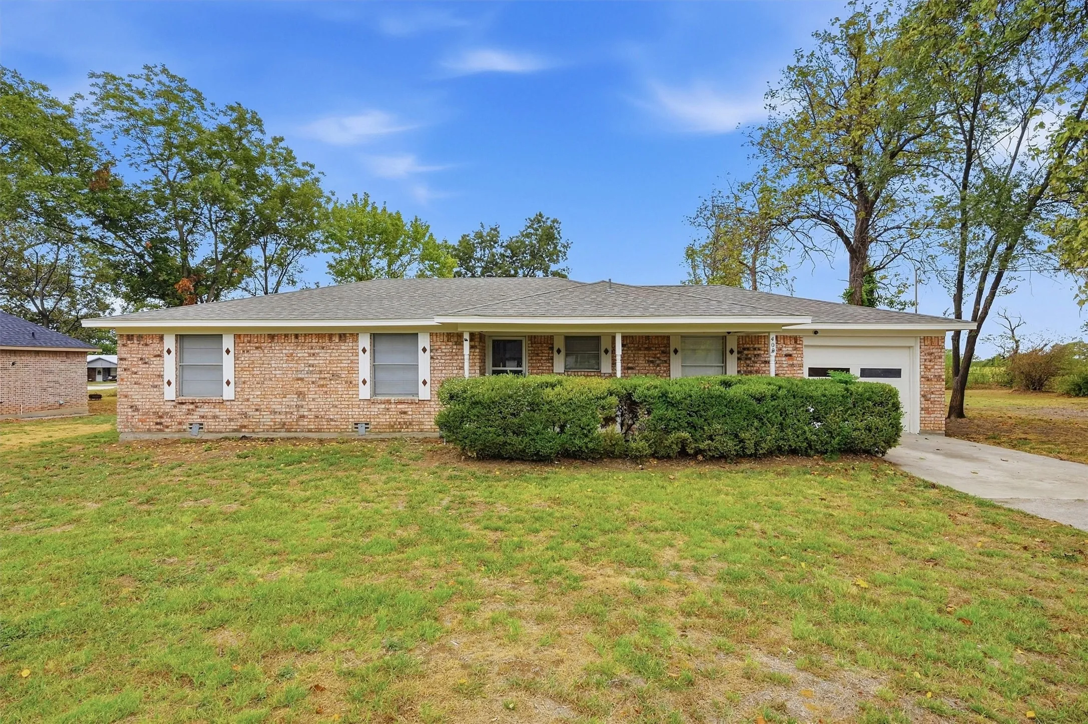 Single Family Residence For Sale in Grayson County , 400 E Murdock Street, Collinsville, Texas 76233, 3 Bedroom, 2 Bathroom, 1 Garage spaces, 1,476 Sqft, built in 1978, mls#21390721, Real Estate Agent in Collinsville, Homes For Sale in Grayson county, Homes For Sale in Collinsville, Realtor in Collinsville Texas, Real Estate Brokerage Independent Realty Texas, Luminita Cordes Realtor