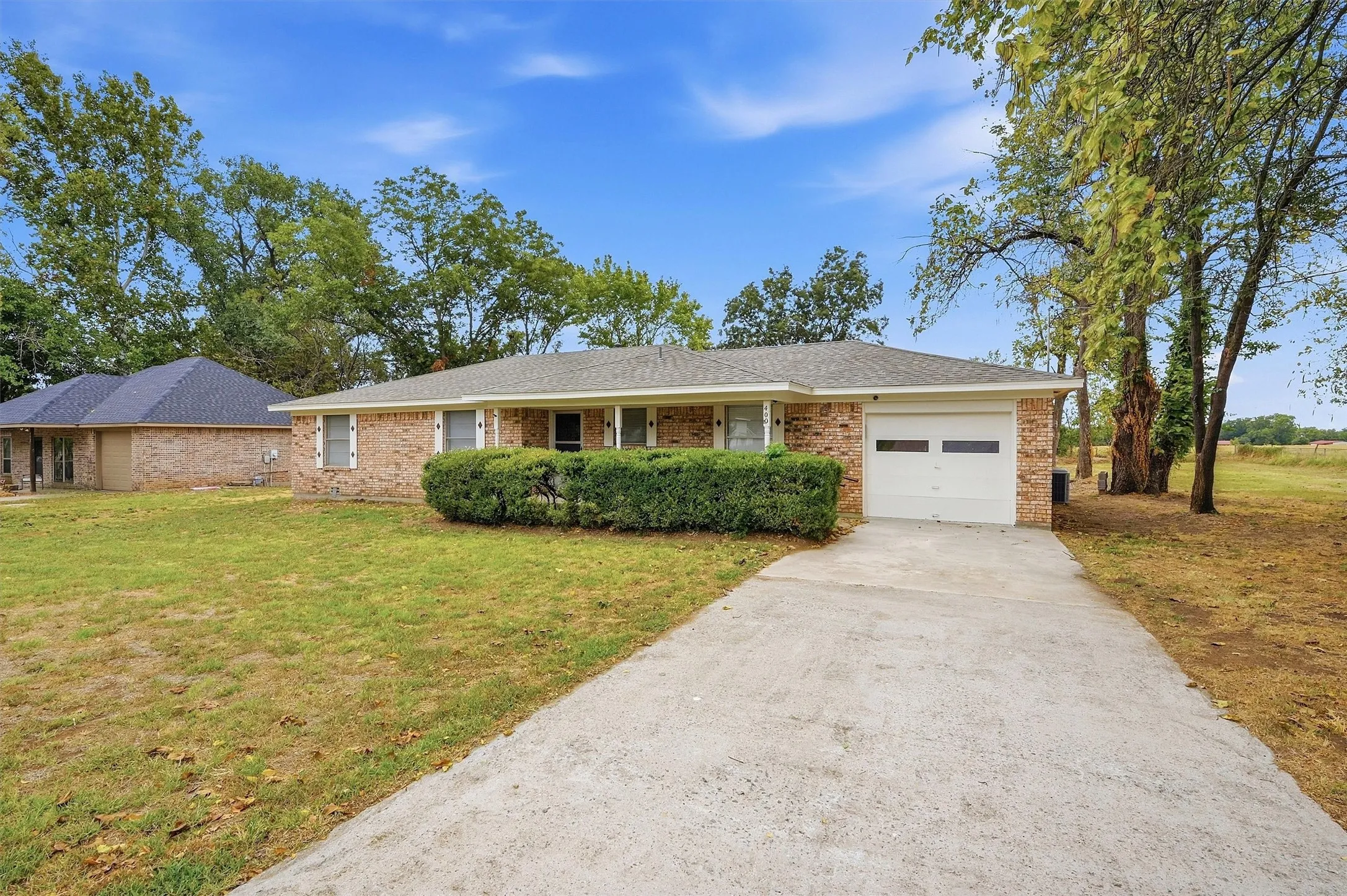 Single Family Residence For Sale in Grayson County , 400 E Murdock Street, Collinsville, Texas 76233, 3 Bedroom, 2 Bathroom, 1 Garage spaces, 1,476 Sqft, built in 1978, mls#21390721, Real Estate Agent in Collinsville, Homes For Sale in Grayson county, Homes For Sale in Collinsville, Realtor in Collinsville Texas, Real Estate Brokerage Independent Realty Texas, Luminita Cordes Realtor