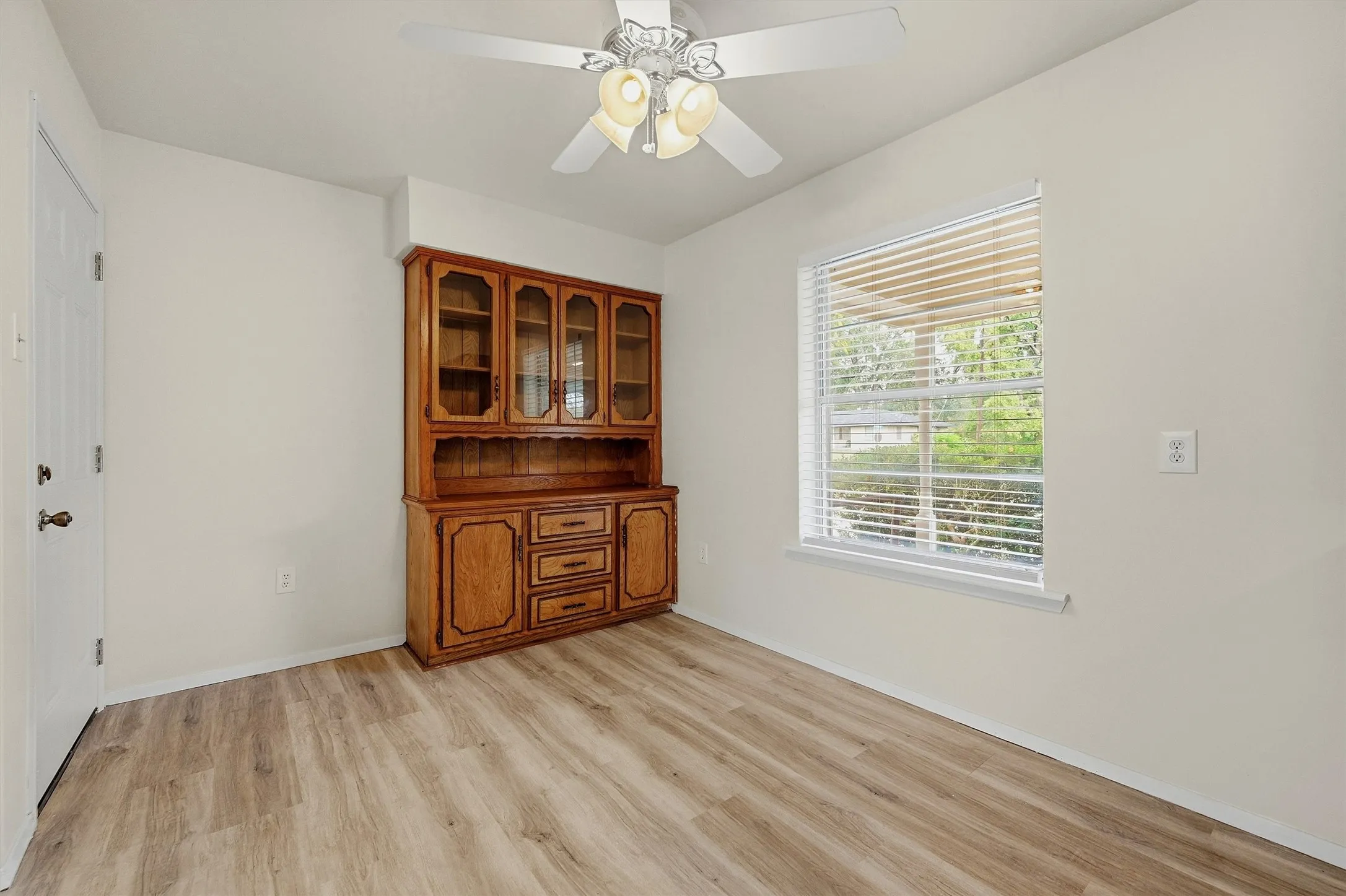 Single Family Residence For Sale in Grayson County , 400 E Murdock Street, Collinsville, Texas 76233, 3 Bedroom, 2 Bathroom, 1 Garage spaces, 1,476 Sqft, built in 1978, mls#21390721, Real Estate Agent in Collinsville, Homes For Sale in Grayson county, Homes For Sale in Collinsville, Realtor in Collinsville Texas, Real Estate Brokerage Independent Realty Texas, Luminita Cordes Realtor
