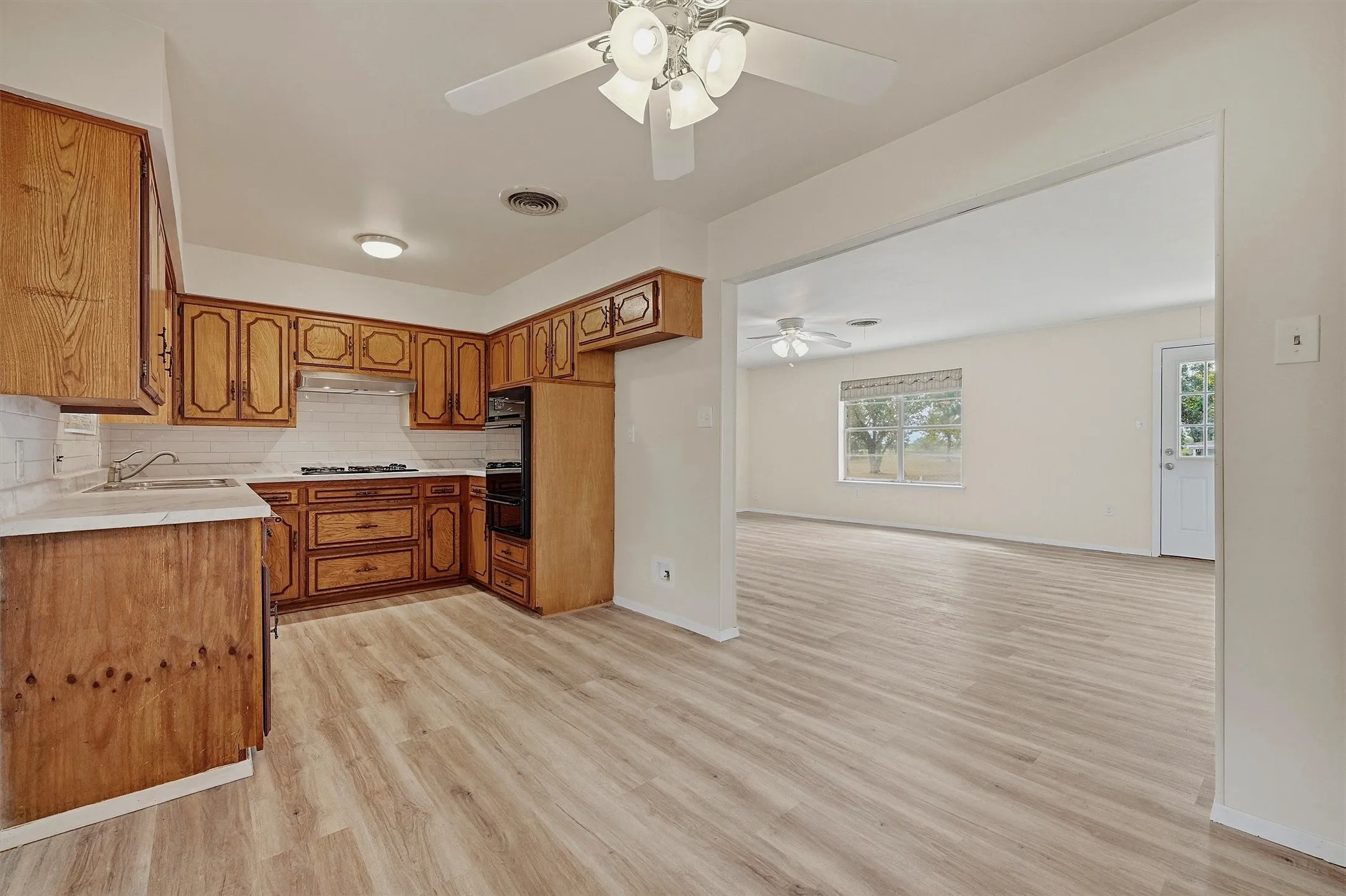 Single Family Residence For Sale in Grayson County , 400 E Murdock Street, Collinsville, Texas 76233, 3 Bedroom, 2 Bathroom, 1 Garage spaces, 1,476 Sqft, built in 1978, mls#21390721, Real Estate Agent in Collinsville, Homes For Sale in Grayson county, Homes For Sale in Collinsville, Realtor in Collinsville Texas, Real Estate Brokerage Independent Realty Texas, Luminita Cordes Realtor
