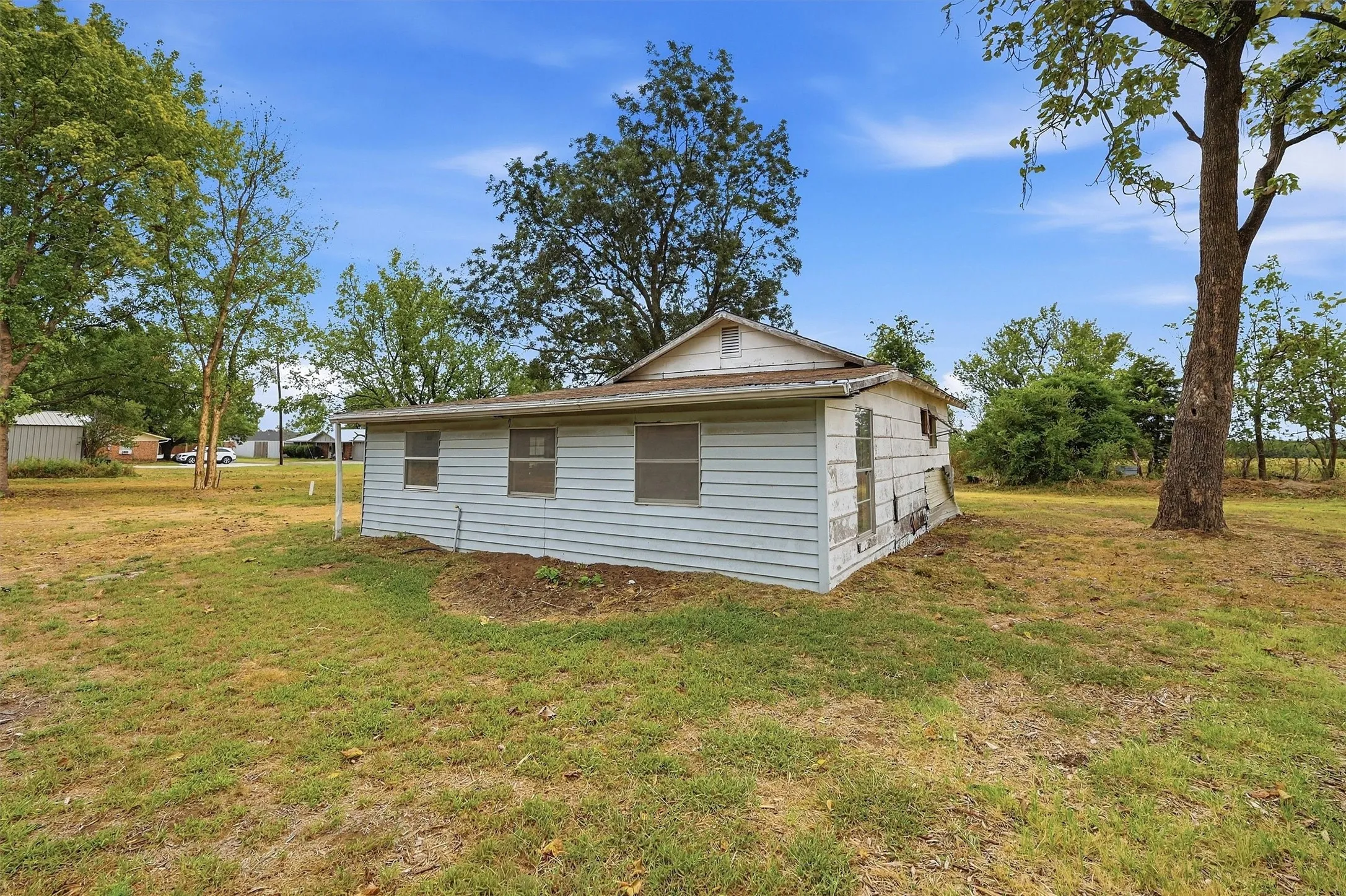 Single Family Residence For Sale in Grayson County , 400 E Murdock Street, Collinsville, Texas 76233, 3 Bedroom, 2 Bathroom, 1 Garage spaces, 1,476 Sqft, built in 1978, mls#21390721, Real Estate Agent in Collinsville, Homes For Sale in Grayson county, Homes For Sale in Collinsville, Realtor in Collinsville Texas, Real Estate Brokerage Independent Realty Texas, Luminita Cordes Realtor