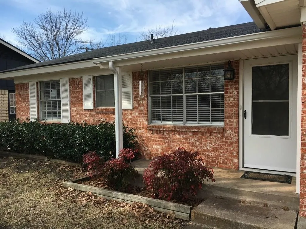 Single Family Residence For Rent in Grayson County , 804 N Hughes Street, Howe, Texas 75459, 3 Bedroom, 2 Bathroom, 2 Garage spaces, 1,112 Sqft, built in 1967, mls#21400734, Real Estate Agent in Howe, Homes For Rent in Grayson county, Homes For Rent in Howe, Realtor in Howe Texas, Real Estate Brokerage Independent Realty Texas, Luminita Cordes Realtor
