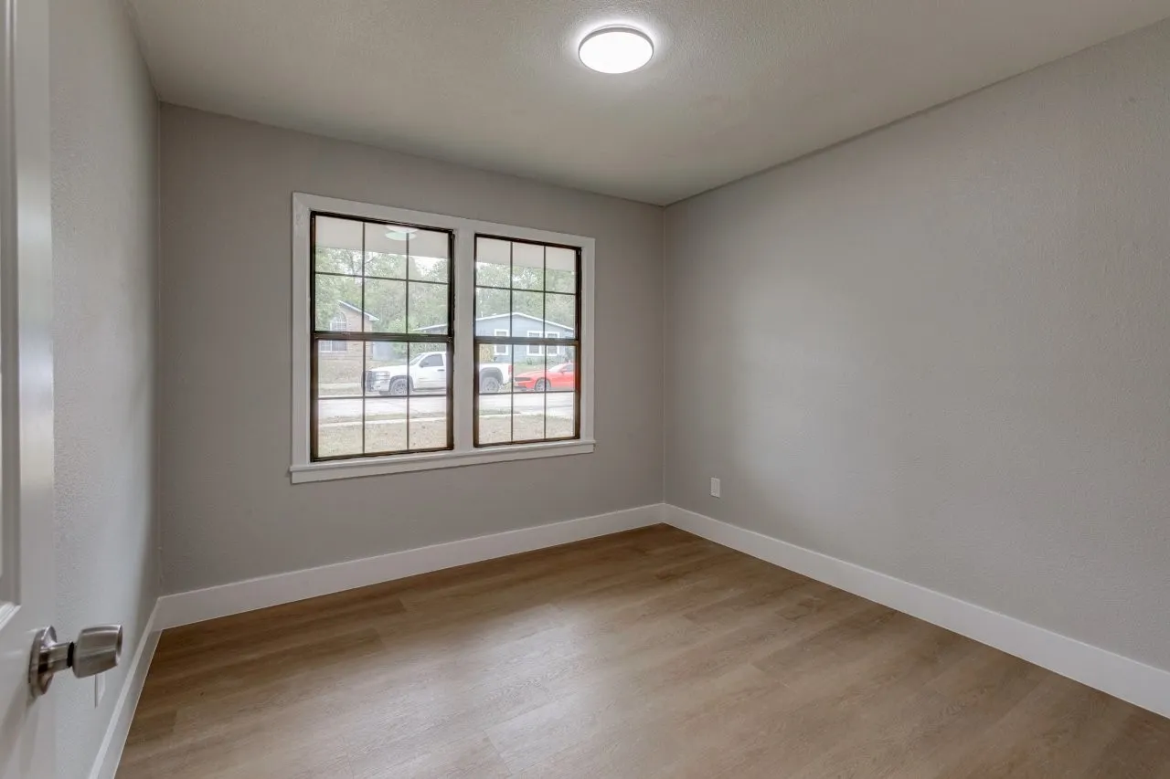 Single Family Residence For Sale in Dallas County , 311 Glenfield Drive, Garland, Texas 75040, 3 Bedroom, 1 Bathroom, Garage spaces, 884 Sqft, built in 1955, mls#21403506, Real Estate Agent in Garland, Homes For Sale in Dallas county, Homes For Sale in Garland, Realtor in Garland Texas, Real Estate Brokerage Independent Realty Texas, Luminita Cordes Realtor