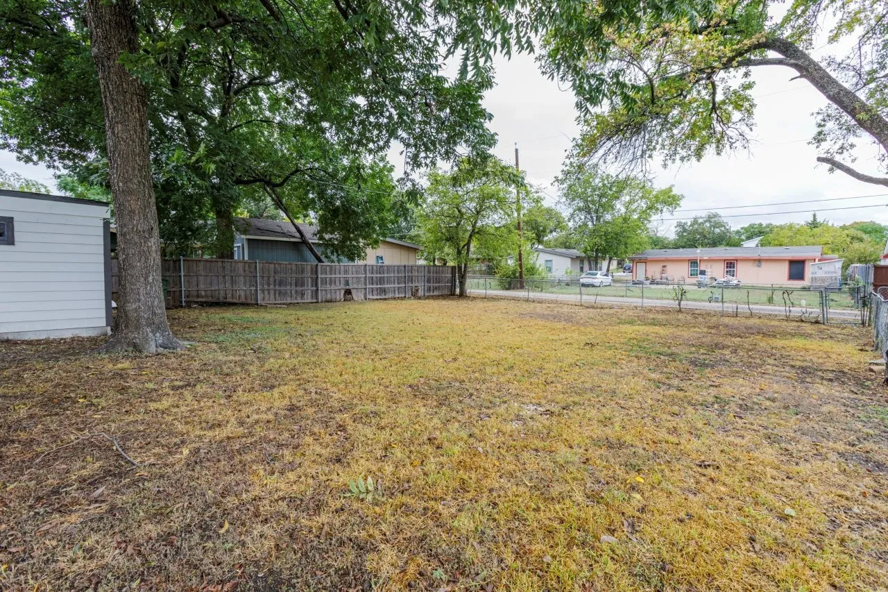 Single Family Residence For Sale in Dallas County , 311 Glenfield Drive, Garland, Texas 75040, 3 Bedroom, 1 Bathroom, Garage spaces, 884 Sqft, built in 1955, mls#21403506, Real Estate Agent in Garland, Homes For Sale in Dallas county, Homes For Sale in Garland, Realtor in Garland Texas, Real Estate Brokerage Independent Realty Texas, Luminita Cordes Realtor