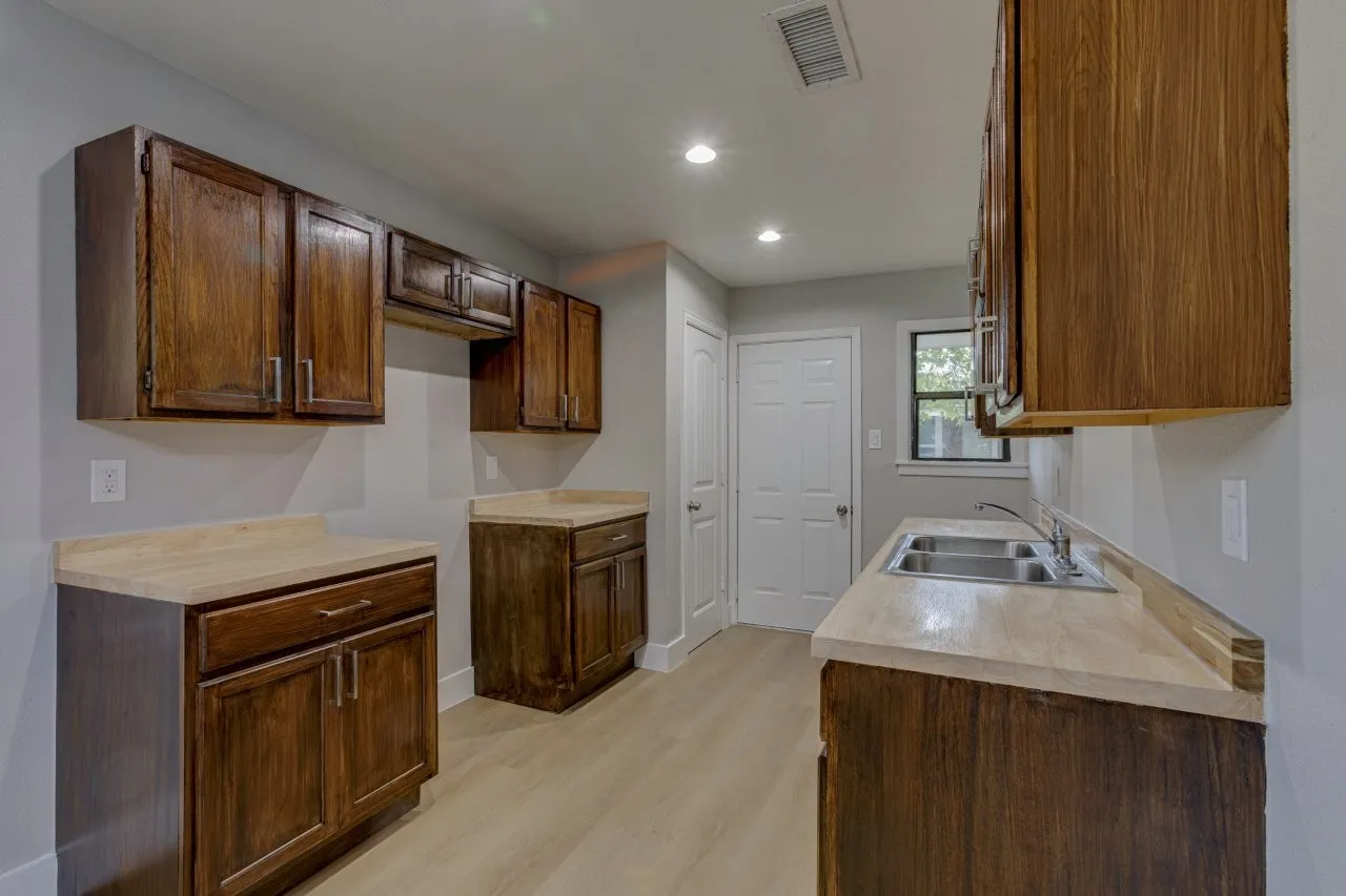 Single Family Residence For Sale in Dallas County , 311 Glenfield Drive, Garland, Texas 75040, 3 Bedroom, 1 Bathroom, Garage spaces, 884 Sqft, built in 1955, mls#21403506, Real Estate Agent in Garland, Homes For Sale in Dallas county, Homes For Sale in Garland, Realtor in Garland Texas, Real Estate Brokerage Independent Realty Texas, Luminita Cordes Realtor