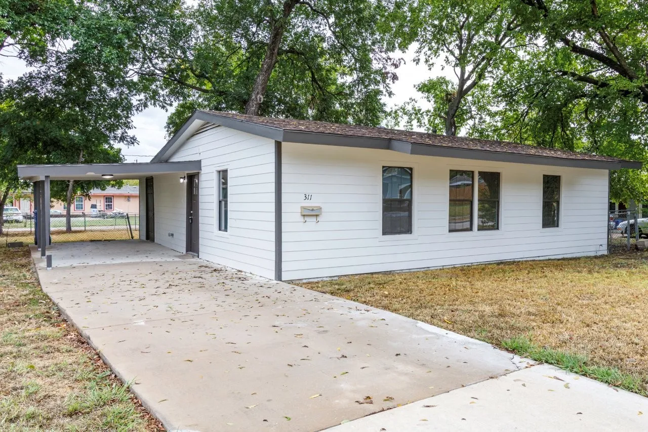 Single Family Residence For Sale in Dallas County , 311 Glenfield Drive, Garland, Texas 75040, 3 Bedroom, 1 Bathroom, Garage spaces, 884 Sqft, built in 1955, mls#21403506, Real Estate Agent in Garland, Homes For Sale in Dallas county, Homes For Sale in Garland, Realtor in Garland Texas, Real Estate Brokerage Independent Realty Texas, Luminita Cordes Realtor