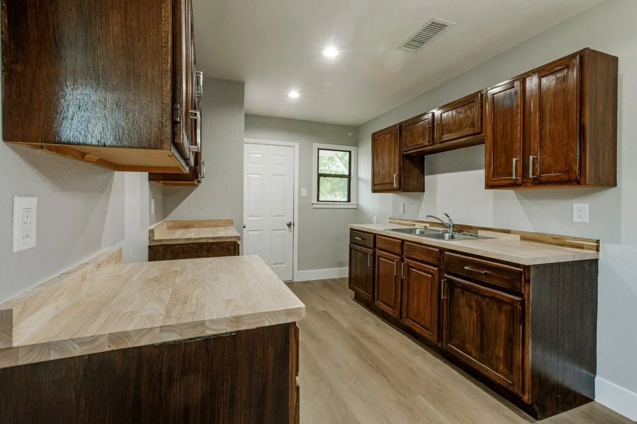Single Family Residence For Sale in Dallas County , 311 Glenfield Drive, Garland, Texas 75040, 3 Bedroom, 1 Bathroom, Garage spaces, 884 Sqft, built in 1955, mls#21403506, Real Estate Agent in Garland, Homes For Sale in Dallas county, Homes For Sale in Garland, Realtor in Garland Texas, Real Estate Brokerage Independent Realty Texas, Luminita Cordes Realtor