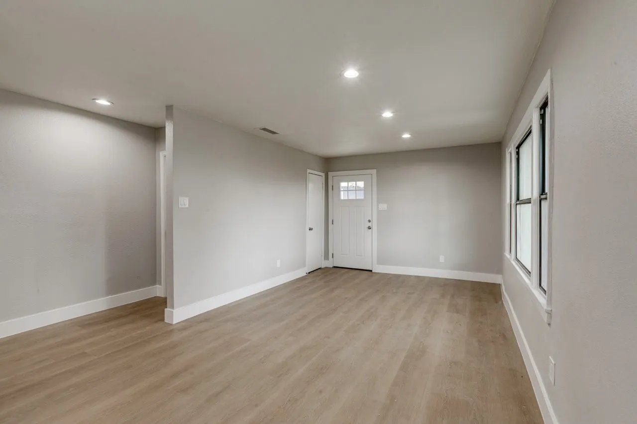 Single Family Residence For Sale in Dallas County , 311 Glenfield Drive, Garland, Texas 75040, 3 Bedroom, 1 Bathroom, Garage spaces, 884 Sqft, built in 1955, mls#21403506, Real Estate Agent in Garland, Homes For Sale in Dallas county, Homes For Sale in Garland, Realtor in Garland Texas, Real Estate Brokerage Independent Realty Texas, Luminita Cordes Realtor