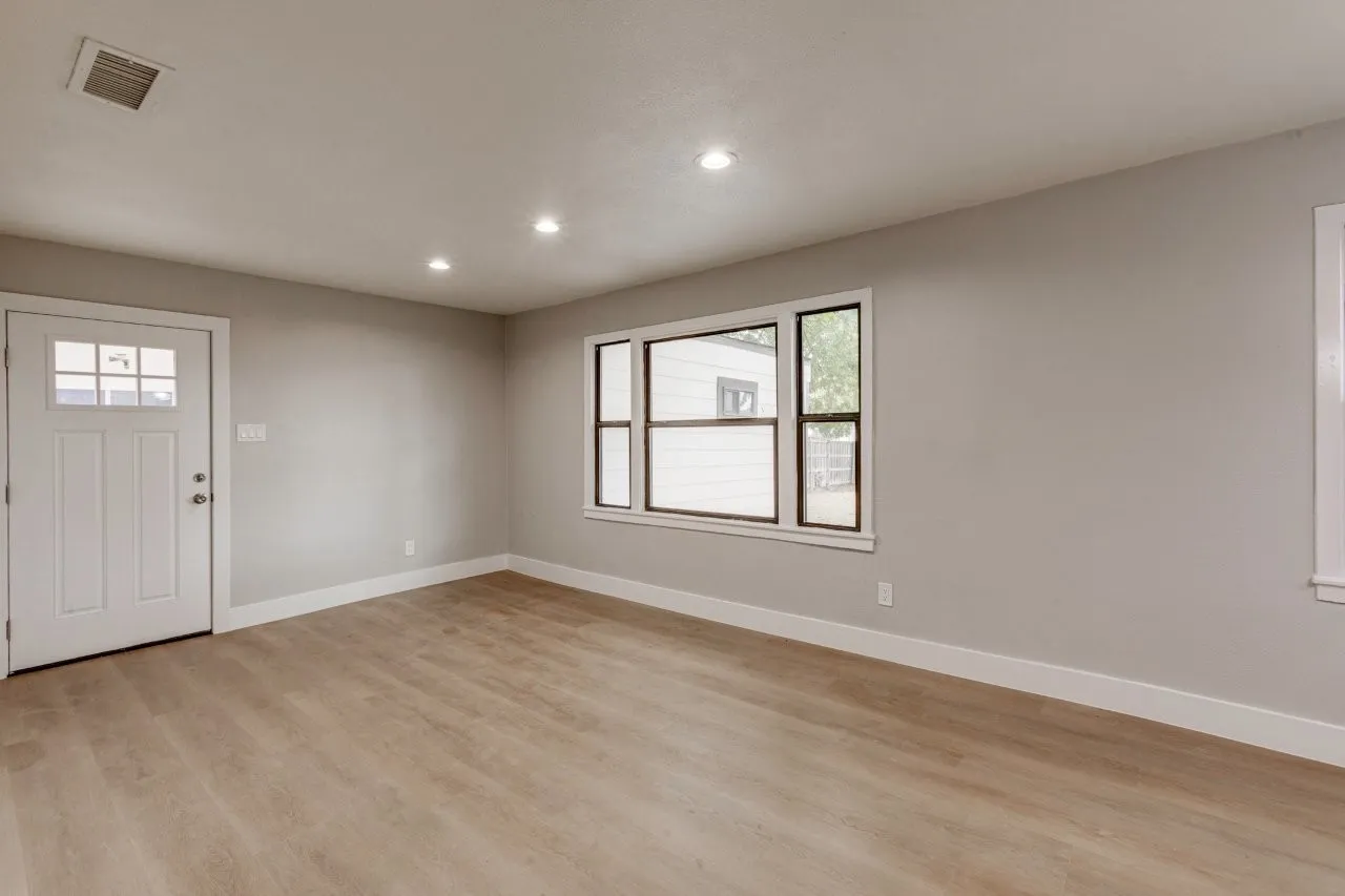 Single Family Residence For Sale in Dallas County , 311 Glenfield Drive, Garland, Texas 75040, 3 Bedroom, 1 Bathroom, Garage spaces, 884 Sqft, built in 1955, mls#21403506, Real Estate Agent in Garland, Homes For Sale in Dallas county, Homes For Sale in Garland, Realtor in Garland Texas, Real Estate Brokerage Independent Realty Texas, Luminita Cordes Realtor