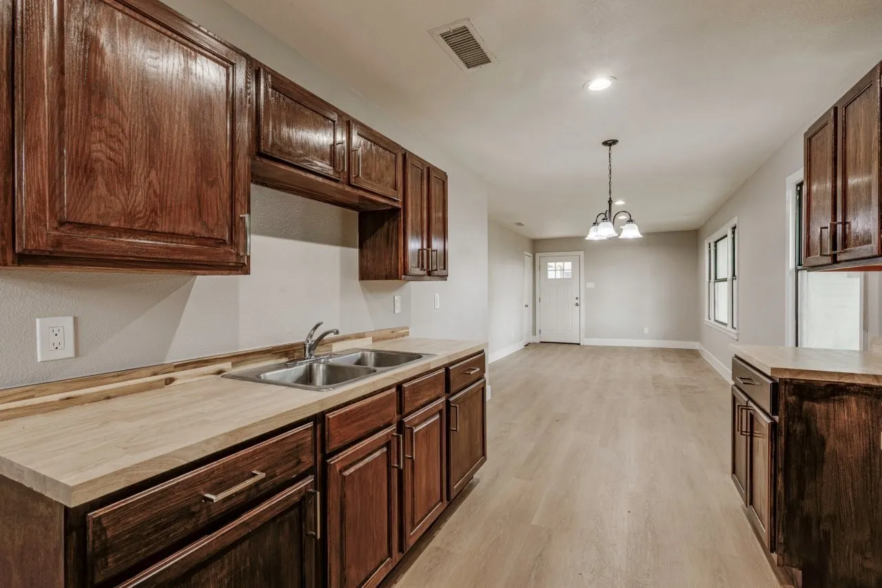 Single Family Residence For Sale in Dallas County , 311 Glenfield Drive, Garland, Texas 75040, 3 Bedroom, 1 Bathroom, Garage spaces, 884 Sqft, built in 1955, mls#21403506, Real Estate Agent in Garland, Homes For Sale in Dallas county, Homes For Sale in Garland, Realtor in Garland Texas, Real Estate Brokerage Independent Realty Texas, Luminita Cordes Realtor
