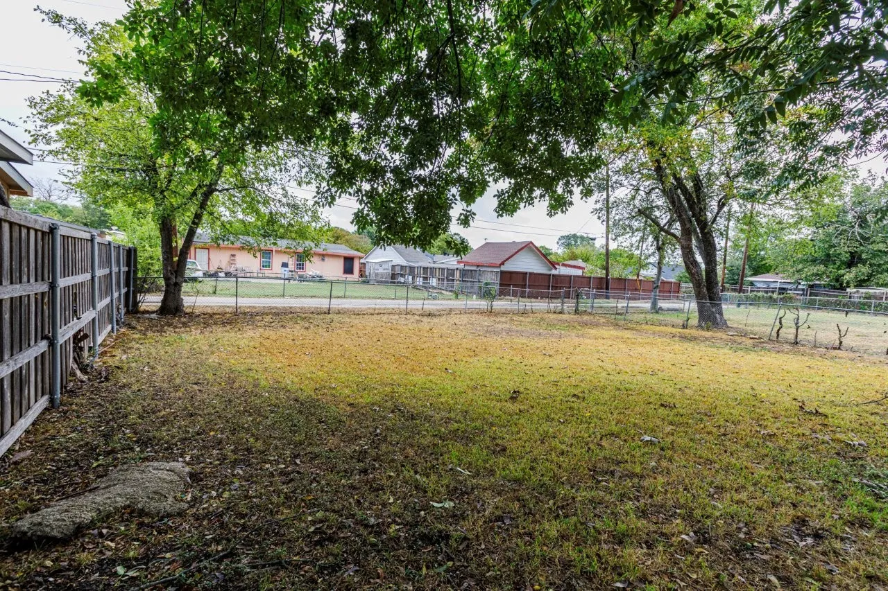 Single Family Residence For Sale in Dallas County , 311 Glenfield Drive, Garland, Texas 75040, 3 Bedroom, 1 Bathroom, Garage spaces, 884 Sqft, built in 1955, mls#21403506, Real Estate Agent in Garland, Homes For Sale in Dallas county, Homes For Sale in Garland, Realtor in Garland Texas, Real Estate Brokerage Independent Realty Texas, Luminita Cordes Realtor