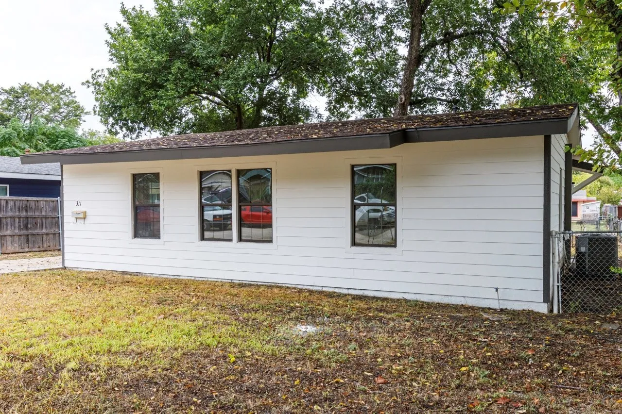 Single Family Residence For Sale in Dallas County , 311 Glenfield Drive, Garland, Texas 75040, 3 Bedroom, 1 Bathroom, Garage spaces, 884 Sqft, built in 1955, mls#21403506, Real Estate Agent in Garland, Homes For Sale in Dallas county, Homes For Sale in Garland, Realtor in Garland Texas, Real Estate Brokerage Independent Realty Texas, Luminita Cordes Realtor