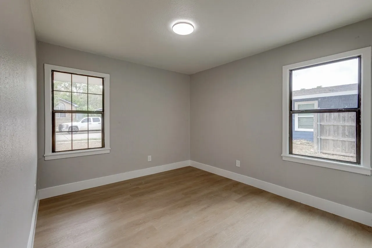 Single Family Residence For Sale in Dallas County , 311 Glenfield Drive, Garland, Texas 75040, 3 Bedroom, 1 Bathroom, Garage spaces, 884 Sqft, built in 1955, mls#21403506, Real Estate Agent in Garland, Homes For Sale in Dallas county, Homes For Sale in Garland, Realtor in Garland Texas, Real Estate Brokerage Independent Realty Texas, Luminita Cordes Realtor