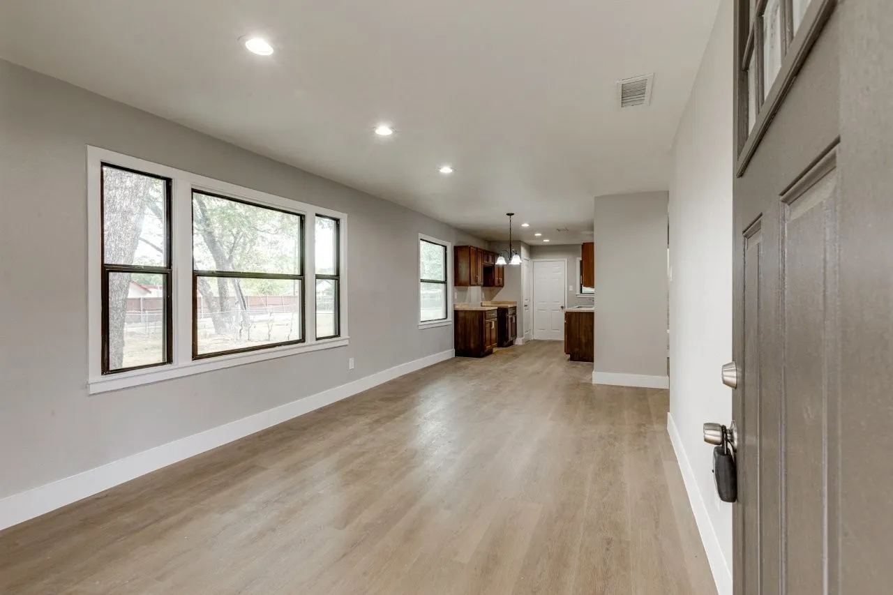 Single Family Residence For Sale in Dallas County , 311 Glenfield Drive, Garland, Texas 75040, 3 Bedroom, 1 Bathroom, Garage spaces, 884 Sqft, built in 1955, mls#21403506, Real Estate Agent in Garland, Homes For Sale in Dallas county, Homes For Sale in Garland, Realtor in Garland Texas, Real Estate Brokerage Independent Realty Texas, Luminita Cordes Realtor