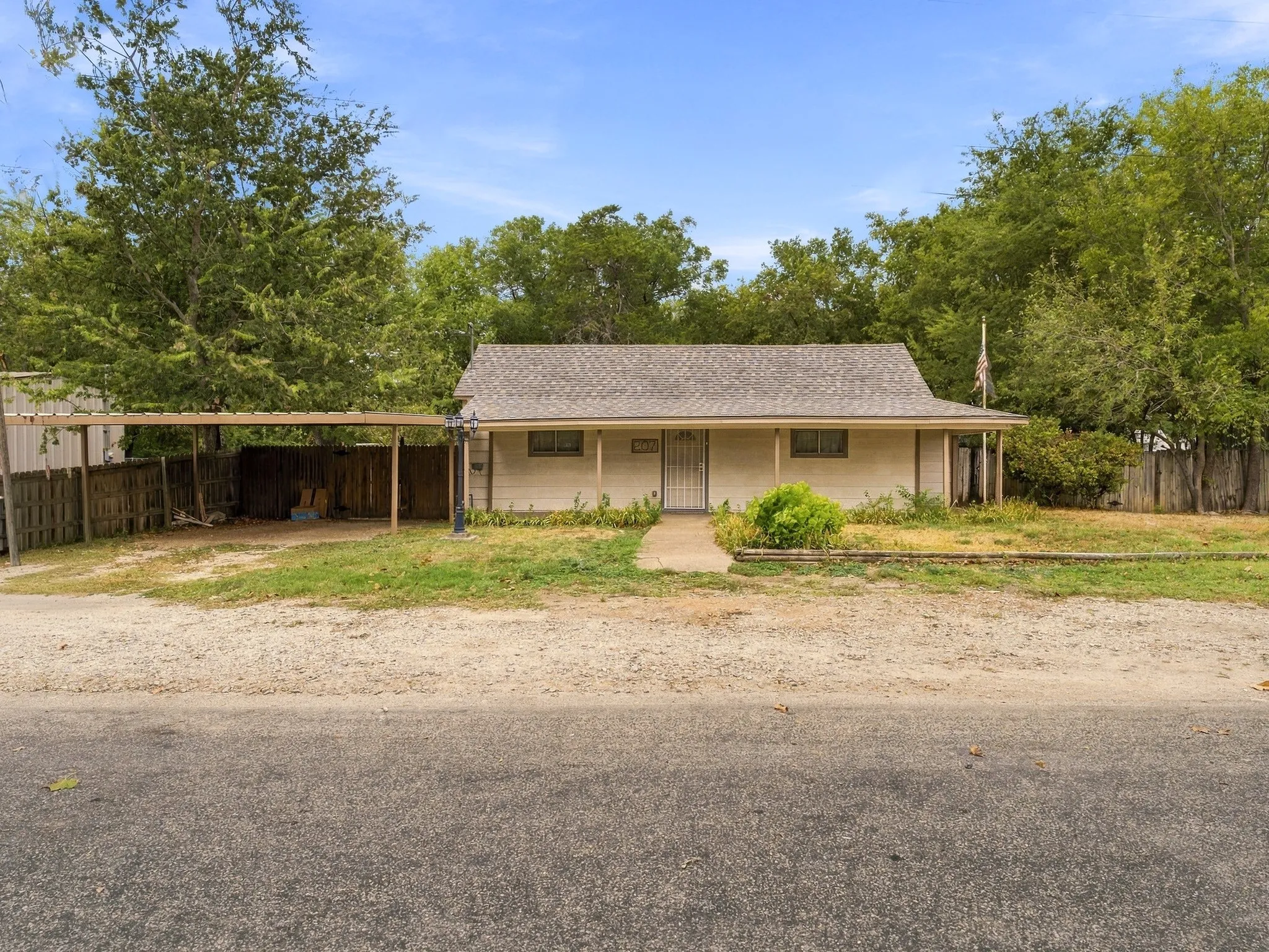 Single Family Residence For Sale in Wise County , 207 N Oneil Street, Alvord, Texas 76225, 2 Bedroom, 1 Bathroom, Garage spaces, 1,248 Sqft, built in 0, mls#21403467, Real Estate Agent in Alvord, Homes For Sale in Wise county, Homes For Sale in Alvord, Realtor in Alvord Texas, Real Estate Brokerage Independent Realty Texas, Luminita Cordes Realtor
