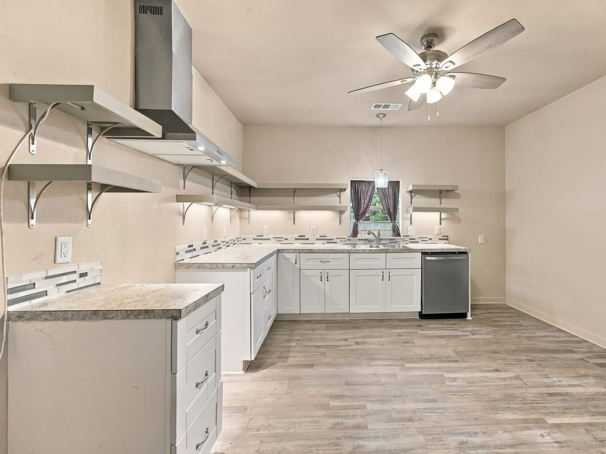 Single Family Residence For Sale in Wise County , 207 N Oneil Street, Alvord, Texas 76225, 2 Bedroom, 1 Bathroom, Garage spaces, 1,248 Sqft, built in 0, mls#21403467, Real Estate Agent in Alvord, Homes For Sale in Wise county, Homes For Sale in Alvord, Realtor in Alvord Texas, Real Estate Brokerage Independent Realty Texas, Luminita Cordes Realtor