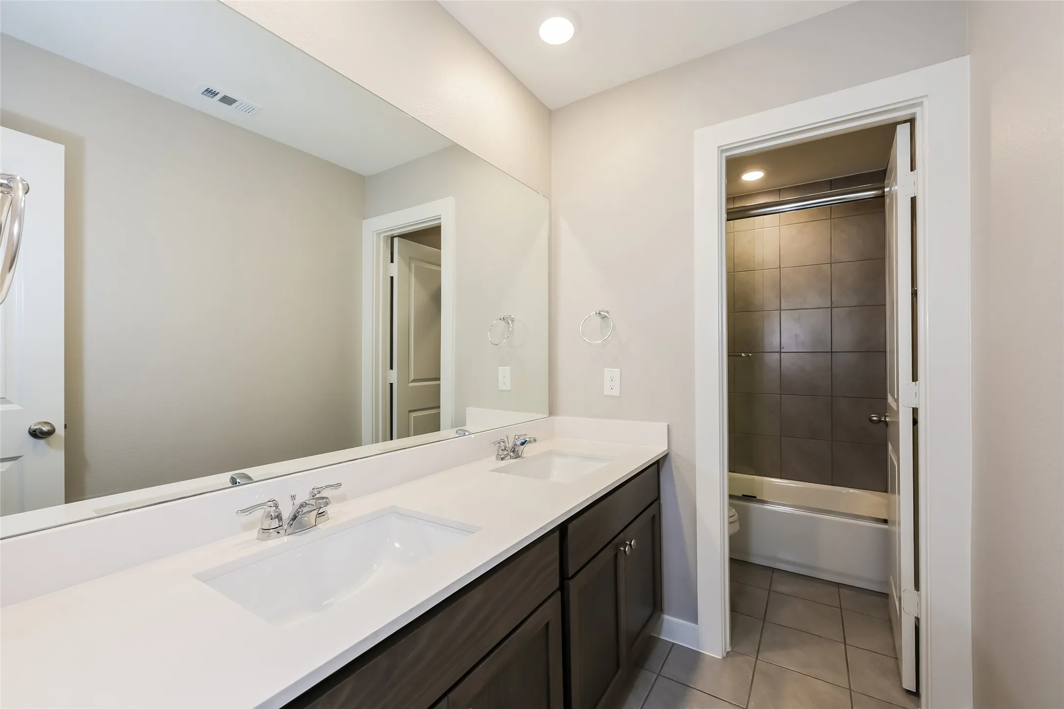 Single Family Residence For Rent in Tarrant County , 704 Painted Loon Drive, Arlington, Texas 76005, 3 Bedroom, 3 Bathroom, 2 Garage spaces, 1,464 Sqft, built in 2025, mls#21400636, Real Estate Agent in Arlington, Homes For Rent in Tarrant county, Homes For Rent in Arlington, Realtor in Arlington Texas, Real Estate Brokerage Independent Realty Texas, Luminita Cordes Realtor