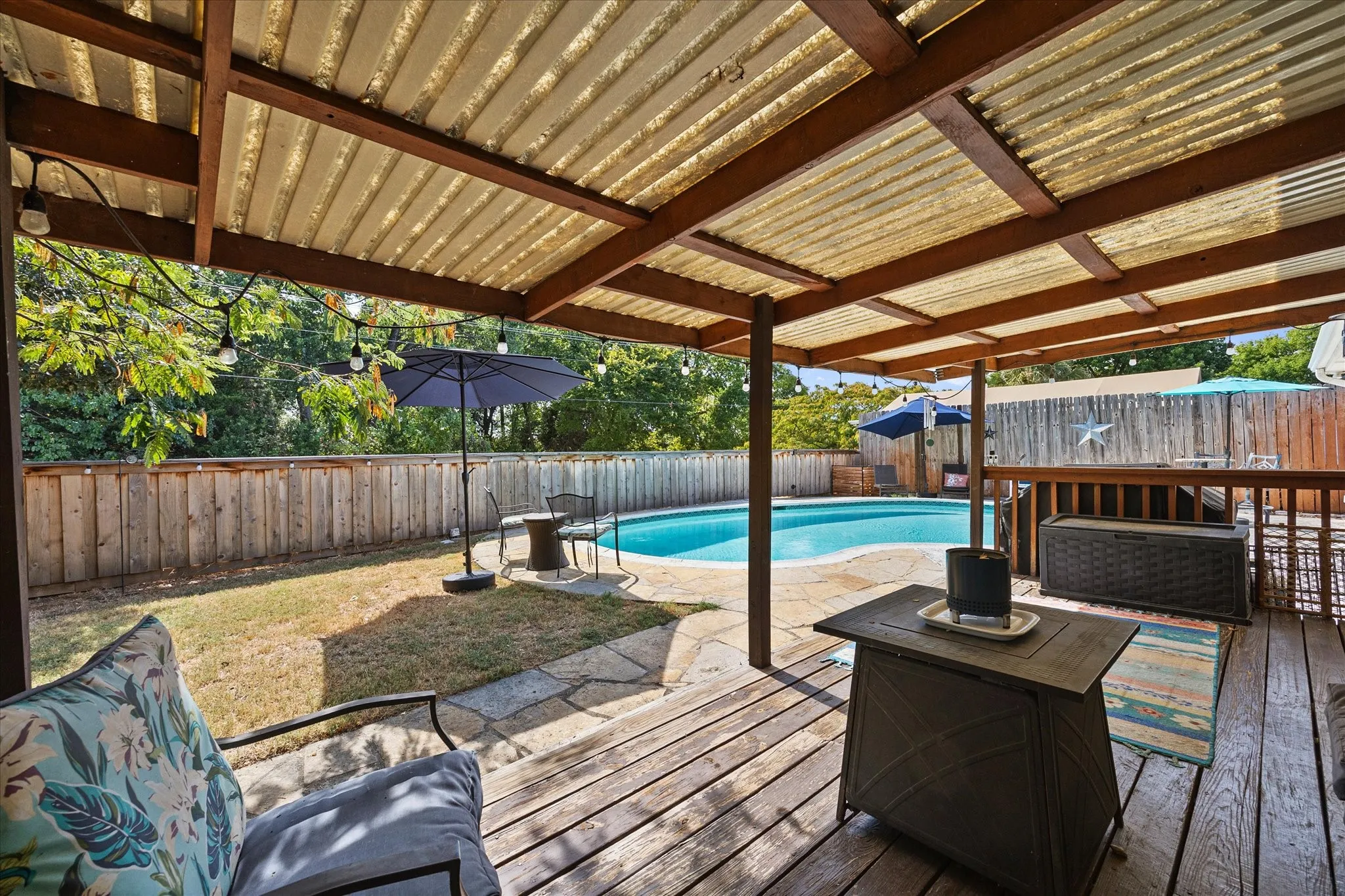 Single Family Residence For Sale in Rockwall County , 1107 Bayshore Drive, Rockwall, Texas 75087, 3 Bedroom, 2 Bathroom, 2 Garage spaces, 2,001 Sqft, built in 1984, mls#21401063, Real Estate Agent in Rockwall, Homes For Sale in Rockwall county, Homes For Sale in Rockwall, Realtor in Rockwall Texas, Real Estate Brokerage Independent Realty Texas, Luminita Cordes Realtor