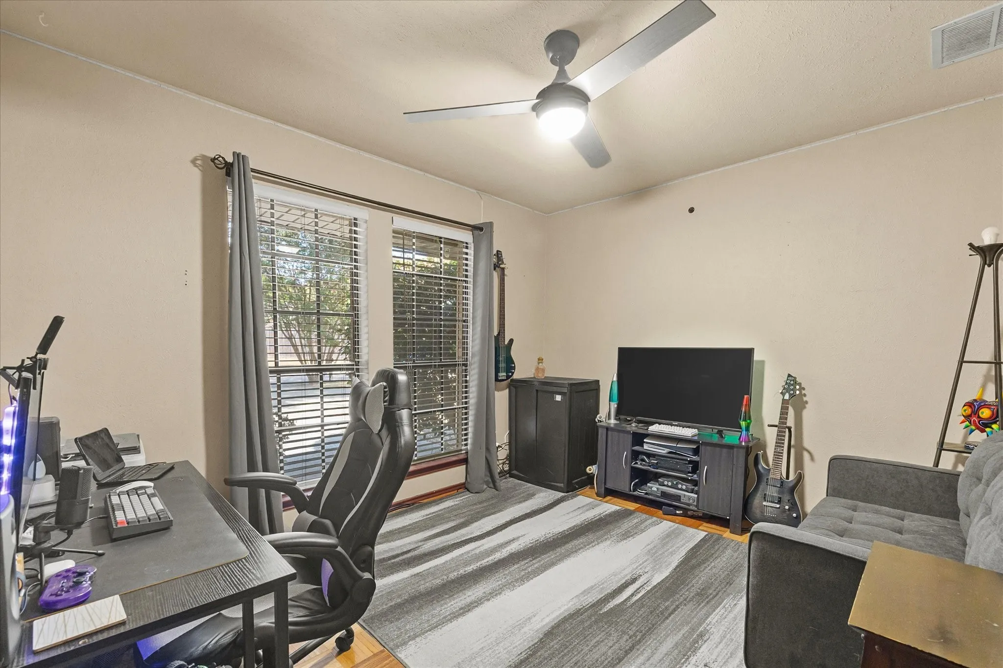 Single Family Residence For Sale in Rockwall County , 1107 Bayshore Drive, Rockwall, Texas 75087, 3 Bedroom, 2 Bathroom, 2 Garage spaces, 2,001 Sqft, built in 1984, mls#21401063, Real Estate Agent in Rockwall, Homes For Sale in Rockwall county, Homes For Sale in Rockwall, Realtor in Rockwall Texas, Real Estate Brokerage Independent Realty Texas, Luminita Cordes Realtor