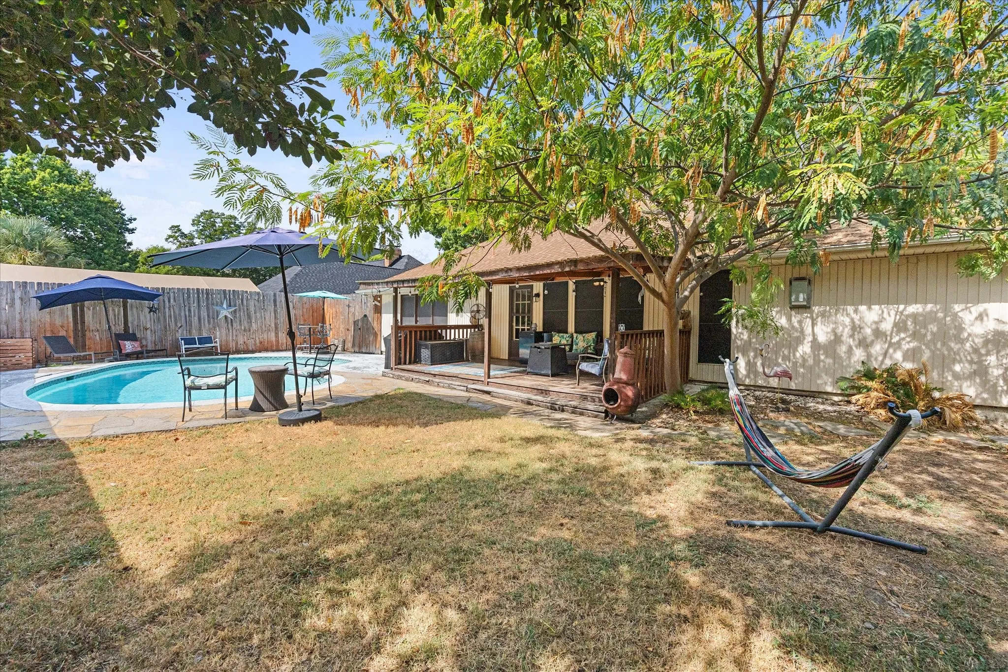 Single Family Residence For Sale in Rockwall County , 1107 Bayshore Drive, Rockwall, Texas 75087, 3 Bedroom, 2 Bathroom, 2 Garage spaces, 2,001 Sqft, built in 1984, mls#21401063, Real Estate Agent in Rockwall, Homes For Sale in Rockwall county, Homes For Sale in Rockwall, Realtor in Rockwall Texas, Real Estate Brokerage Independent Realty Texas, Luminita Cordes Realtor