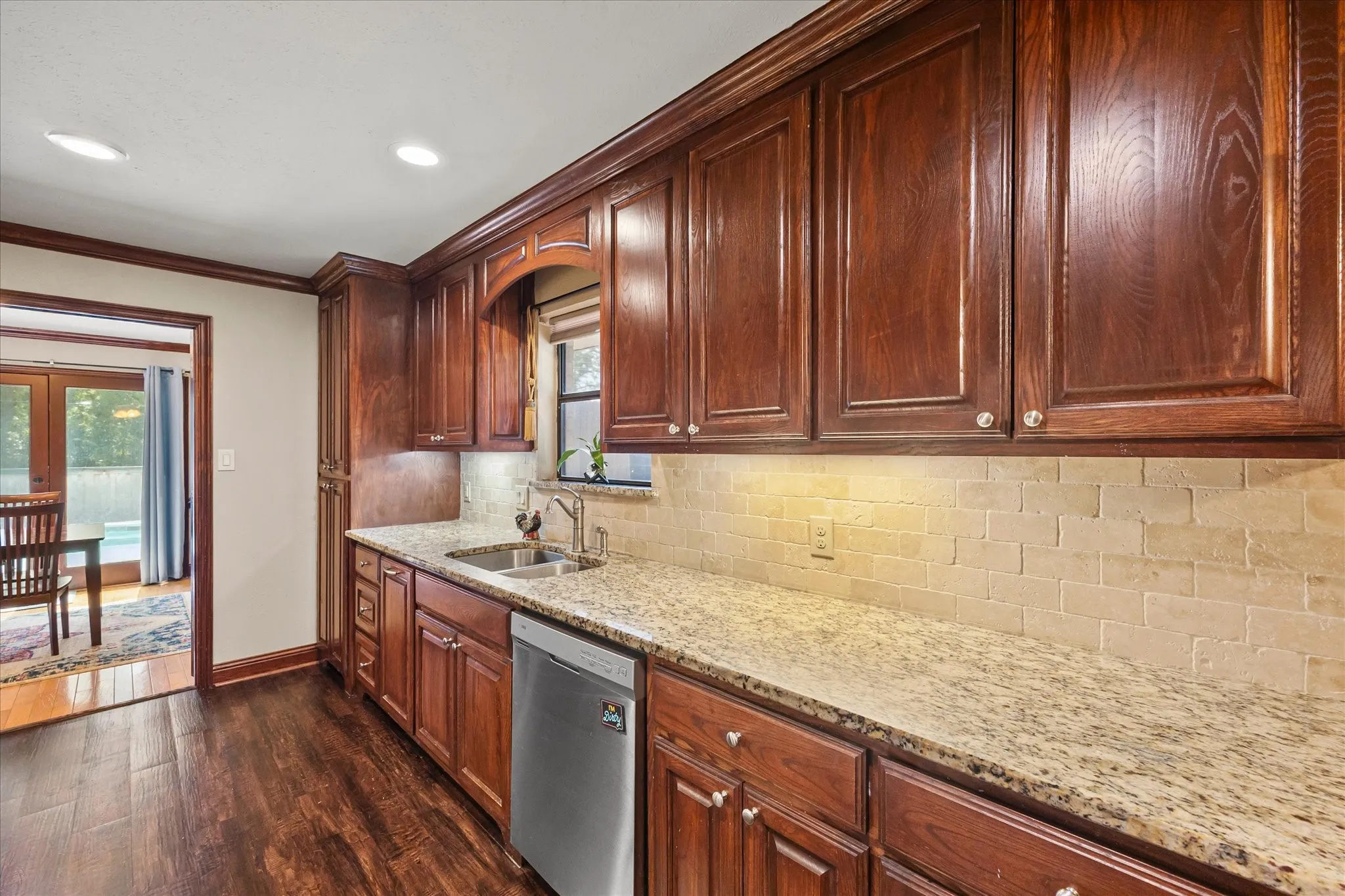 Single Family Residence For Sale in Rockwall County , 1107 Bayshore Drive, Rockwall, Texas 75087, 3 Bedroom, 2 Bathroom, 2 Garage spaces, 2,001 Sqft, built in 1984, mls#21401063, Real Estate Agent in Rockwall, Homes For Sale in Rockwall county, Homes For Sale in Rockwall, Realtor in Rockwall Texas, Real Estate Brokerage Independent Realty Texas, Luminita Cordes Realtor