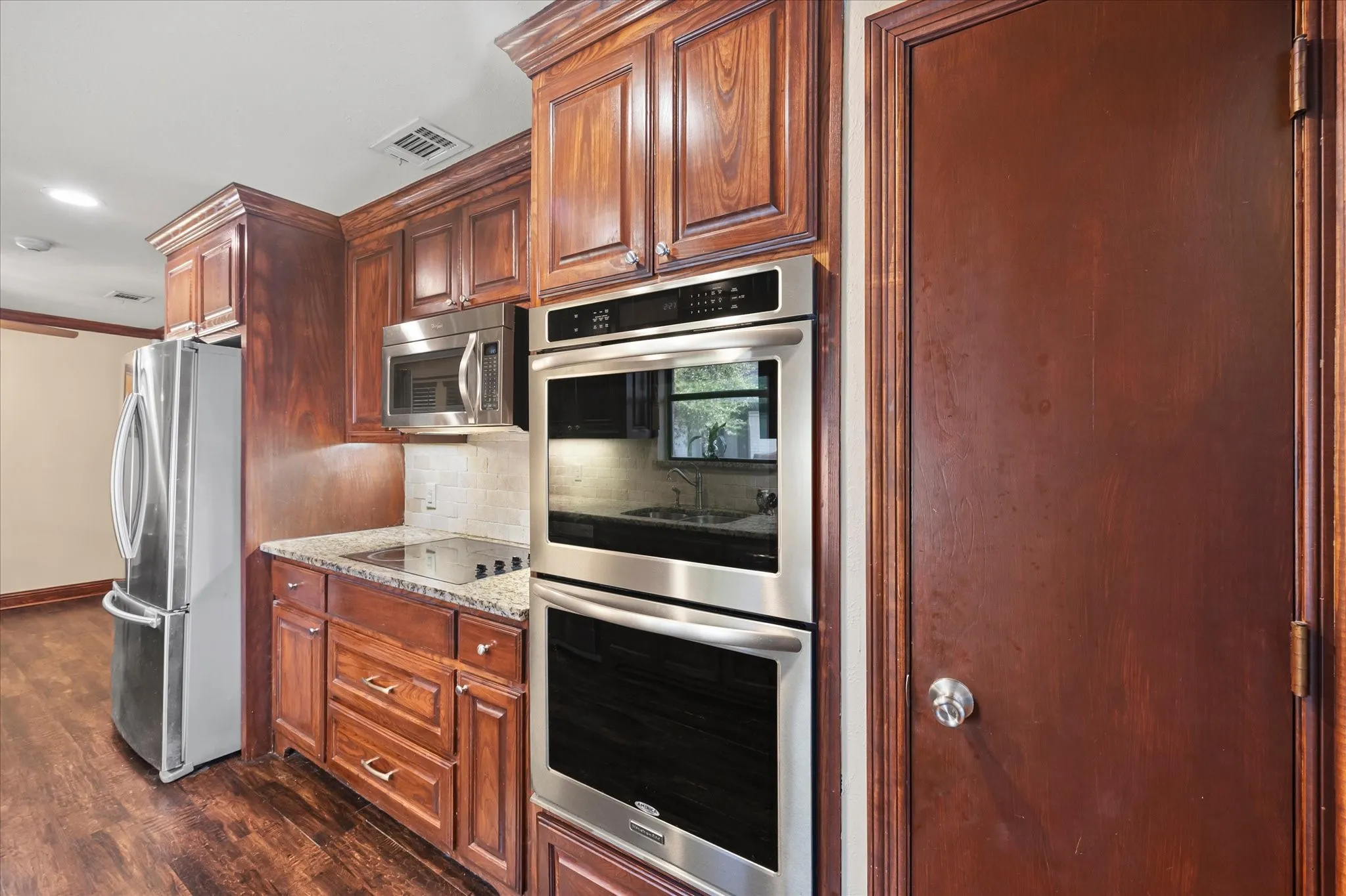 Single Family Residence For Sale in Rockwall County , 1107 Bayshore Drive, Rockwall, Texas 75087, 3 Bedroom, 2 Bathroom, 2 Garage spaces, 2,001 Sqft, built in 1984, mls#21401063, Real Estate Agent in Rockwall, Homes For Sale in Rockwall county, Homes For Sale in Rockwall, Realtor in Rockwall Texas, Real Estate Brokerage Independent Realty Texas, Luminita Cordes Realtor