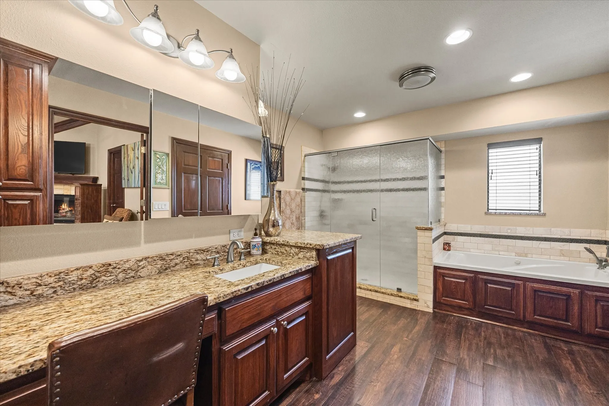 Single Family Residence For Sale in Rockwall County , 1107 Bayshore Drive, Rockwall, Texas 75087, 3 Bedroom, 2 Bathroom, 2 Garage spaces, 2,001 Sqft, built in 1984, mls#21401063, Real Estate Agent in Rockwall, Homes For Sale in Rockwall county, Homes For Sale in Rockwall, Realtor in Rockwall Texas, Real Estate Brokerage Independent Realty Texas, Luminita Cordes Realtor