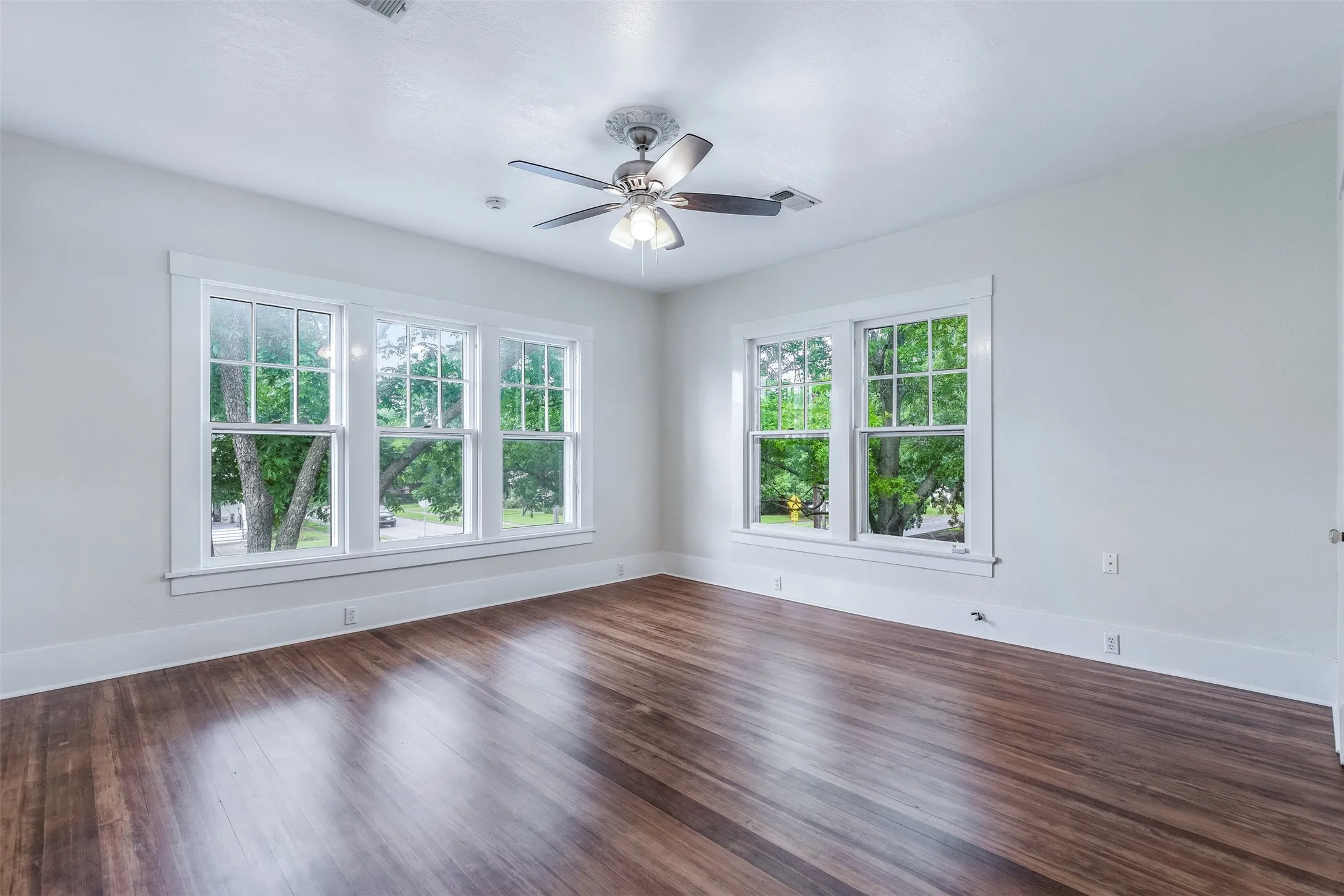 Single Family Residence For Sale in Grayson County , 721 W Washington St., Sherman, Texas 75092, 4 Bedroom, 3 Bathroom, 2 Garage spaces, 3,260 Sqft, built in 1897, mls#21398907, Real Estate Agent in Sherman, Homes For Sale in Grayson county, Homes For Sale in Sherman, Realtor in Sherman Texas, Real Estate Brokerage Independent Realty Texas, Luminita Cordes Realtor