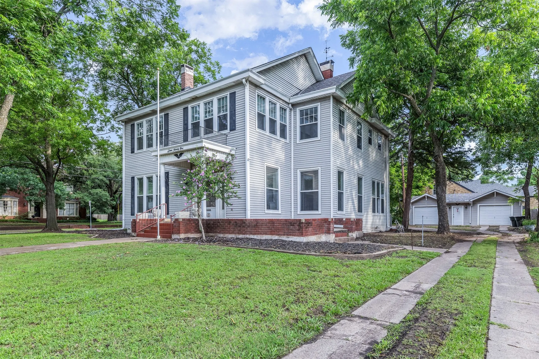 Single Family Residence For Sale in Grayson County , 721 W Washington St., Sherman, Texas 75092, 4 Bedroom, 3 Bathroom, 2 Garage spaces, 3,260 Sqft, built in 1897, mls#21398907, Real Estate Agent in Sherman, Homes For Sale in Grayson county, Homes For Sale in Sherman, Realtor in Sherman Texas, Real Estate Brokerage Independent Realty Texas, Luminita Cordes Realtor