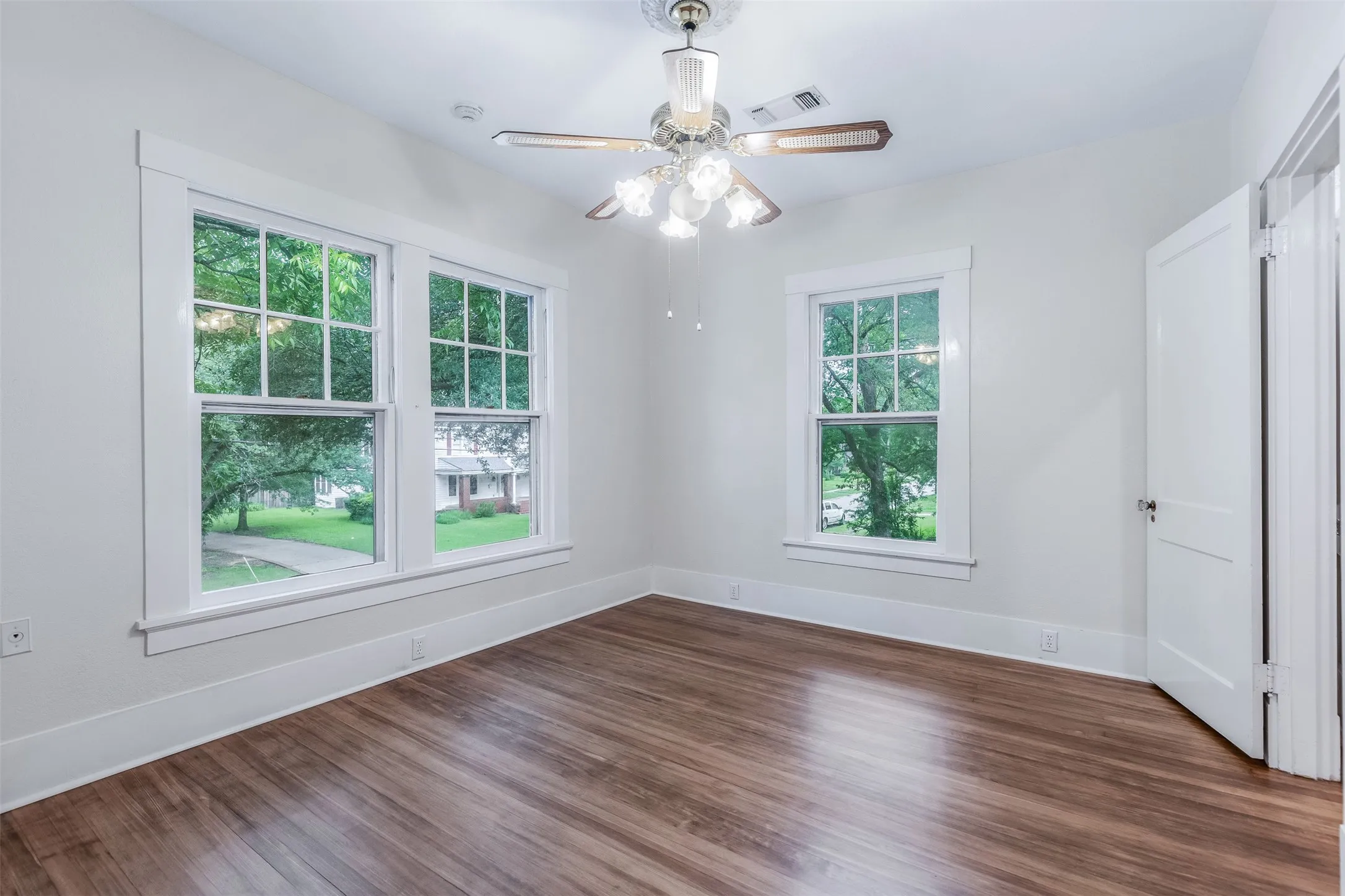 Single Family Residence For Sale in Grayson County , 721 W Washington St., Sherman, Texas 75092, 4 Bedroom, 3 Bathroom, 2 Garage spaces, 3,260 Sqft, built in 1897, mls#21398907, Real Estate Agent in Sherman, Homes For Sale in Grayson county, Homes For Sale in Sherman, Realtor in Sherman Texas, Real Estate Brokerage Independent Realty Texas, Luminita Cordes Realtor