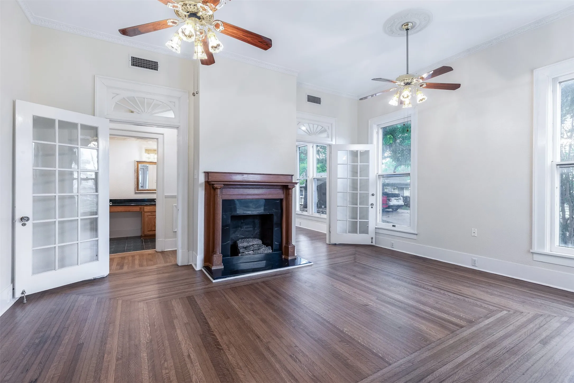 Single Family Residence For Sale in Grayson County , 721 W Washington St., Sherman, Texas 75092, 4 Bedroom, 3 Bathroom, 2 Garage spaces, 3,260 Sqft, built in 1897, mls#21398907, Real Estate Agent in Sherman, Homes For Sale in Grayson county, Homes For Sale in Sherman, Realtor in Sherman Texas, Real Estate Brokerage Independent Realty Texas, Luminita Cordes Realtor