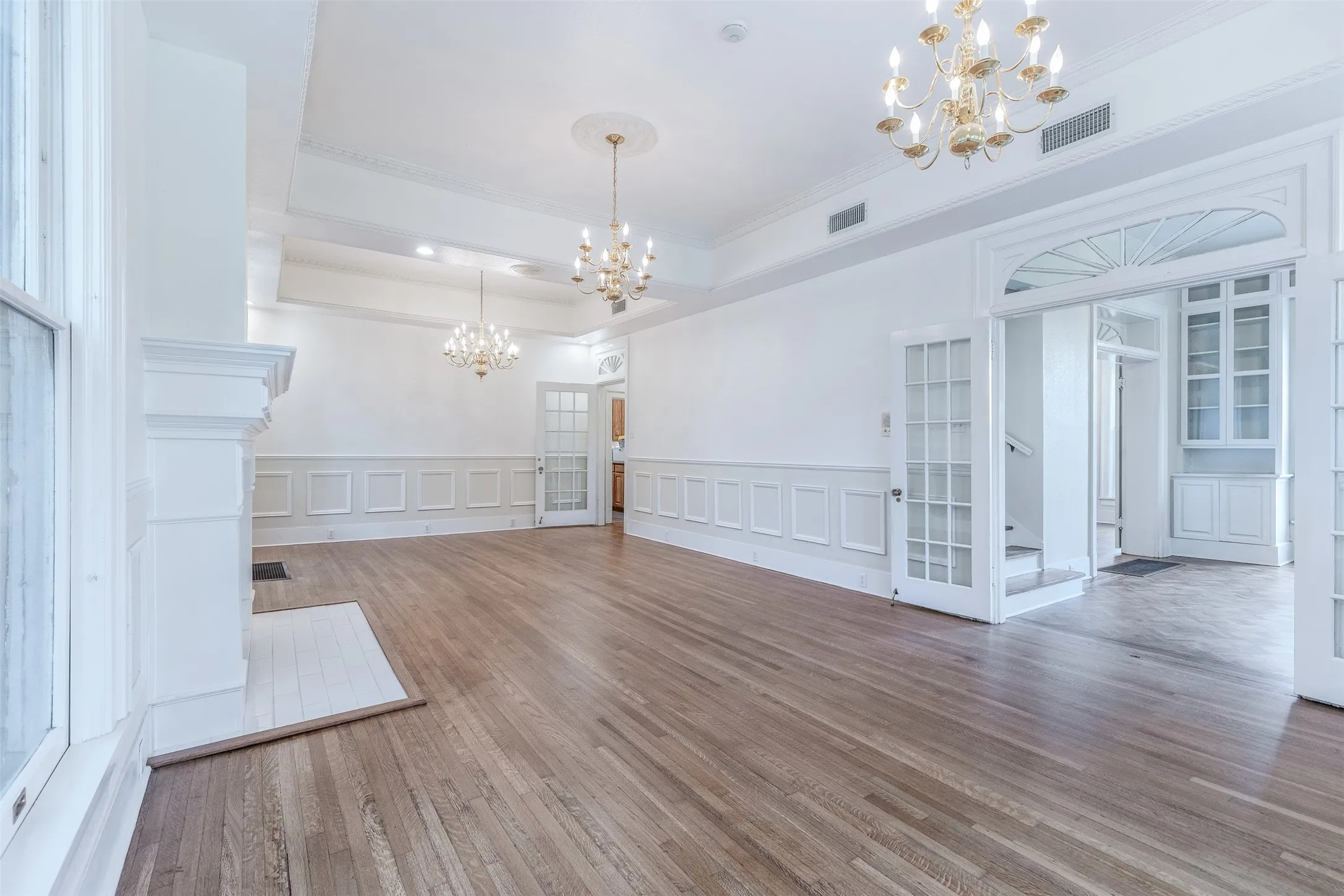 Single Family Residence For Sale in Grayson County , 721 W Washington St., Sherman, Texas 75092, 4 Bedroom, 3 Bathroom, 2 Garage spaces, 3,260 Sqft, built in 1897, mls#21398907, Real Estate Agent in Sherman, Homes For Sale in Grayson county, Homes For Sale in Sherman, Realtor in Sherman Texas, Real Estate Brokerage Independent Realty Texas, Luminita Cordes Realtor