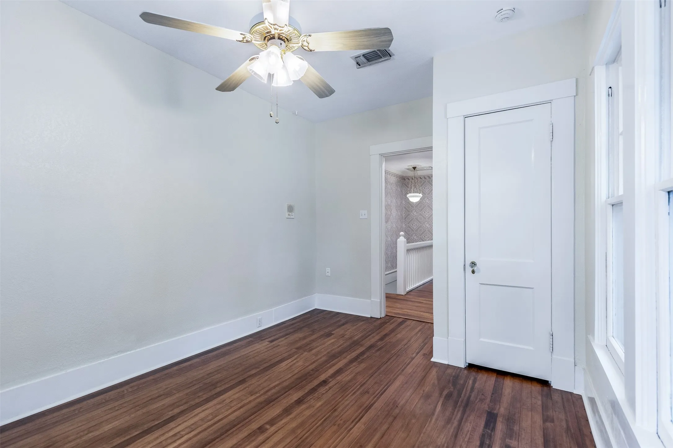 Single Family Residence For Sale in Grayson County , 721 W Washington St., Sherman, Texas 75092, 4 Bedroom, 3 Bathroom, 2 Garage spaces, 3,260 Sqft, built in 1897, mls#21398907, Real Estate Agent in Sherman, Homes For Sale in Grayson county, Homes For Sale in Sherman, Realtor in Sherman Texas, Real Estate Brokerage Independent Realty Texas, Luminita Cordes Realtor