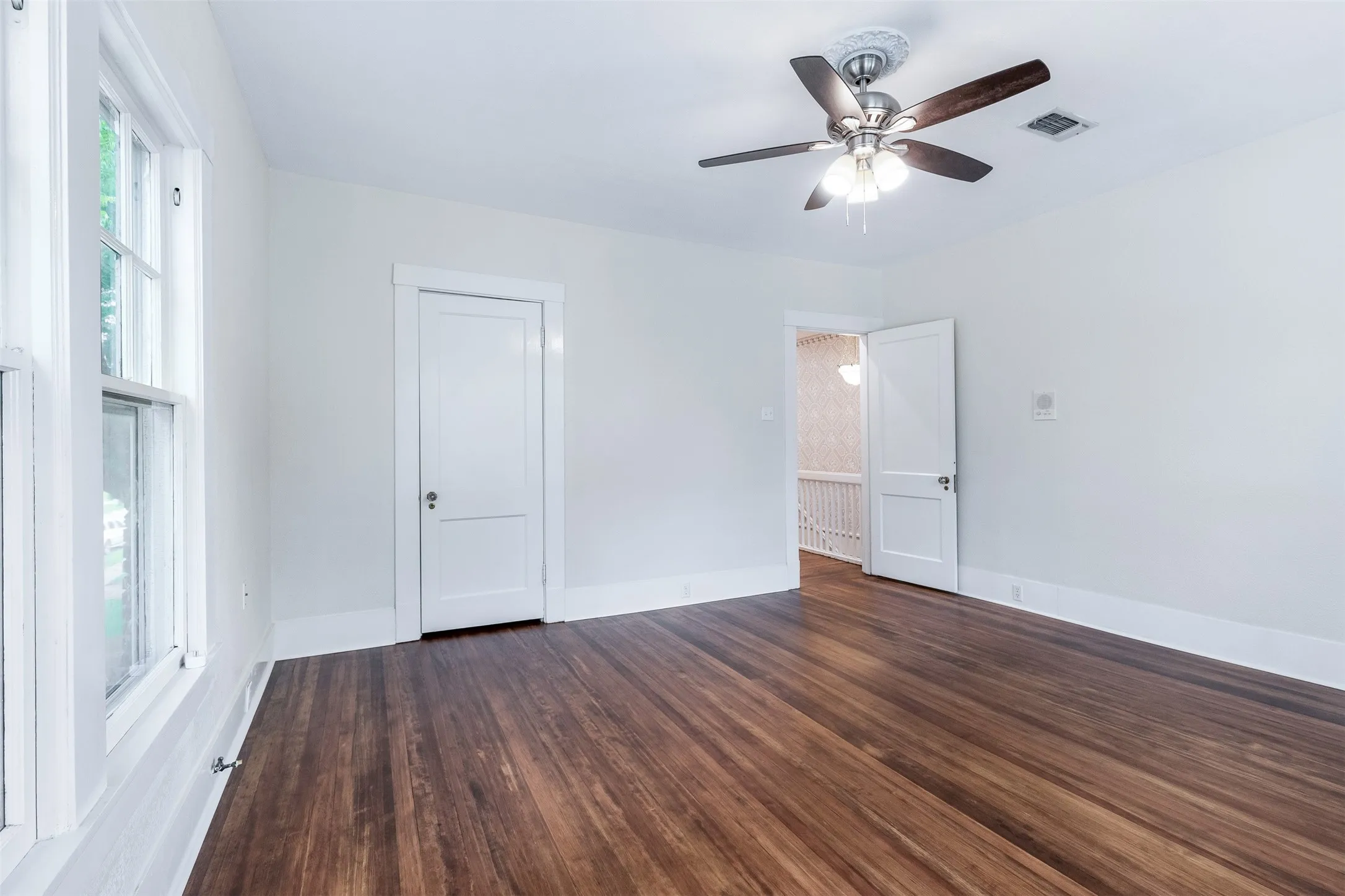 Single Family Residence For Sale in Grayson County , 721 W Washington St., Sherman, Texas 75092, 4 Bedroom, 3 Bathroom, 2 Garage spaces, 3,260 Sqft, built in 1897, mls#21398907, Real Estate Agent in Sherman, Homes For Sale in Grayson county, Homes For Sale in Sherman, Realtor in Sherman Texas, Real Estate Brokerage Independent Realty Texas, Luminita Cordes Realtor
