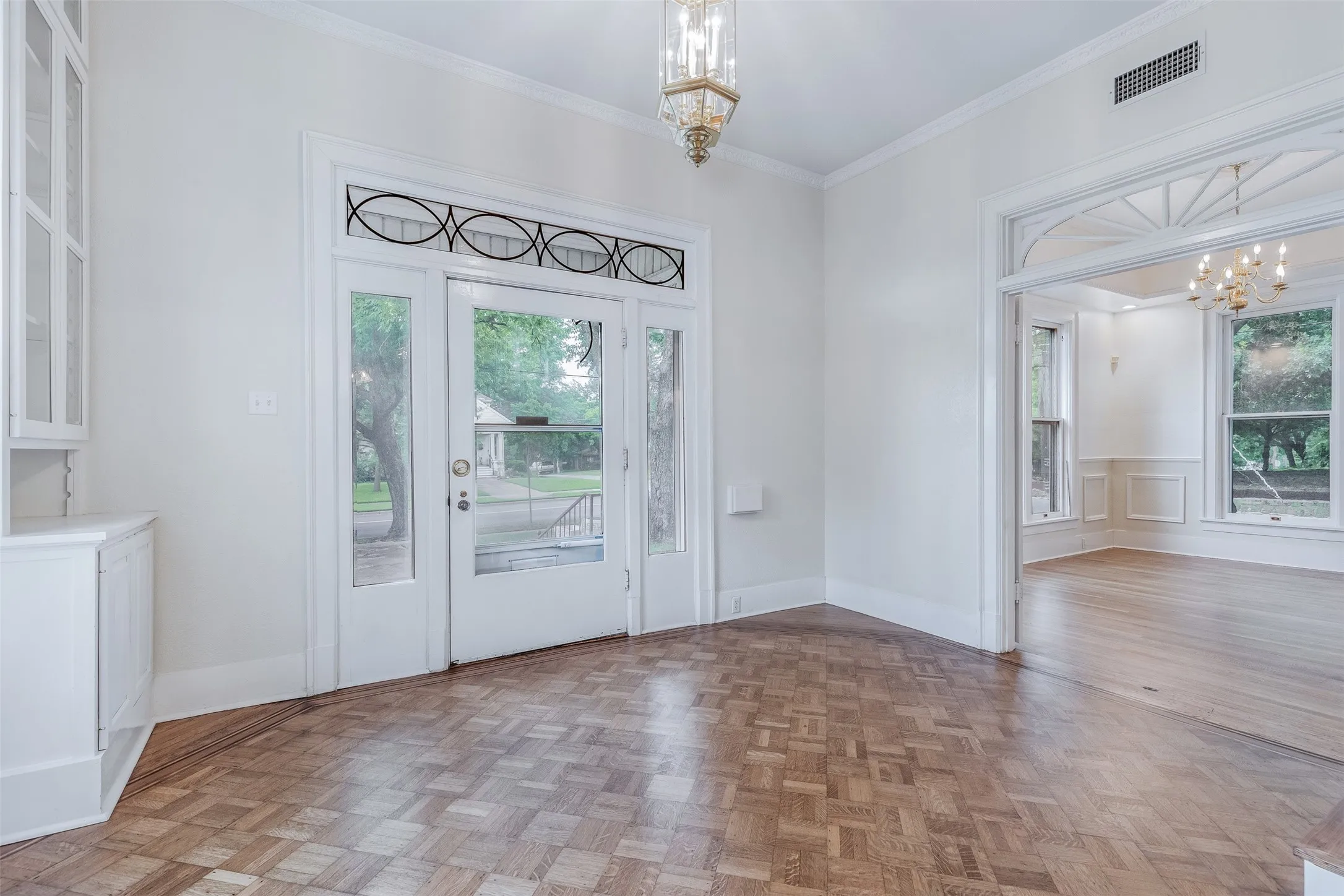 Single Family Residence For Sale in Grayson County , 721 W Washington St., Sherman, Texas 75092, 4 Bedroom, 3 Bathroom, 2 Garage spaces, 3,260 Sqft, built in 1897, mls#21398907, Real Estate Agent in Sherman, Homes For Sale in Grayson county, Homes For Sale in Sherman, Realtor in Sherman Texas, Real Estate Brokerage Independent Realty Texas, Luminita Cordes Realtor