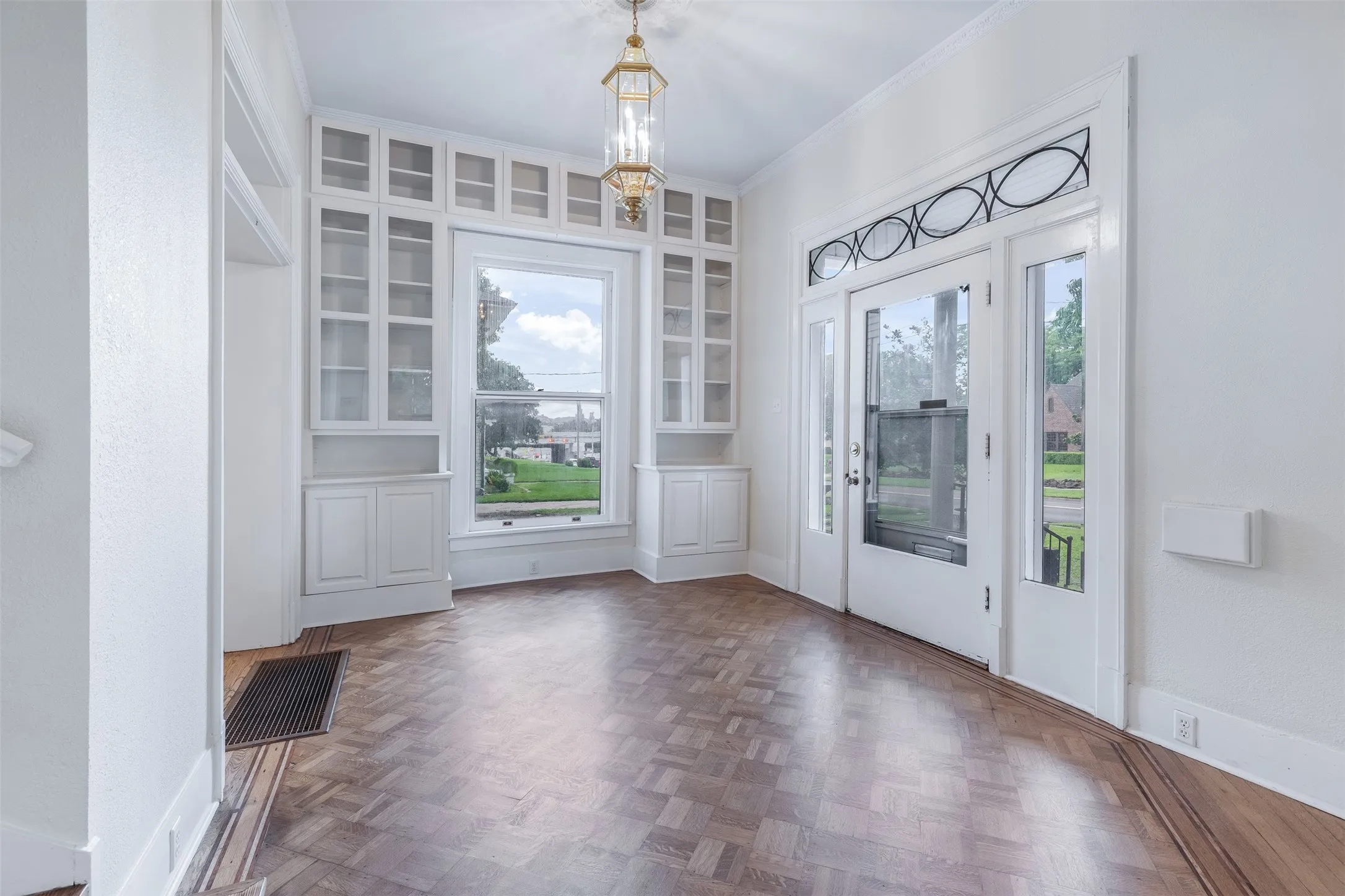 Single Family Residence For Sale in Grayson County , 721 W Washington St., Sherman, Texas 75092, 4 Bedroom, 3 Bathroom, 2 Garage spaces, 3,260 Sqft, built in 1897, mls#21398907, Real Estate Agent in Sherman, Homes For Sale in Grayson county, Homes For Sale in Sherman, Realtor in Sherman Texas, Real Estate Brokerage Independent Realty Texas, Luminita Cordes Realtor