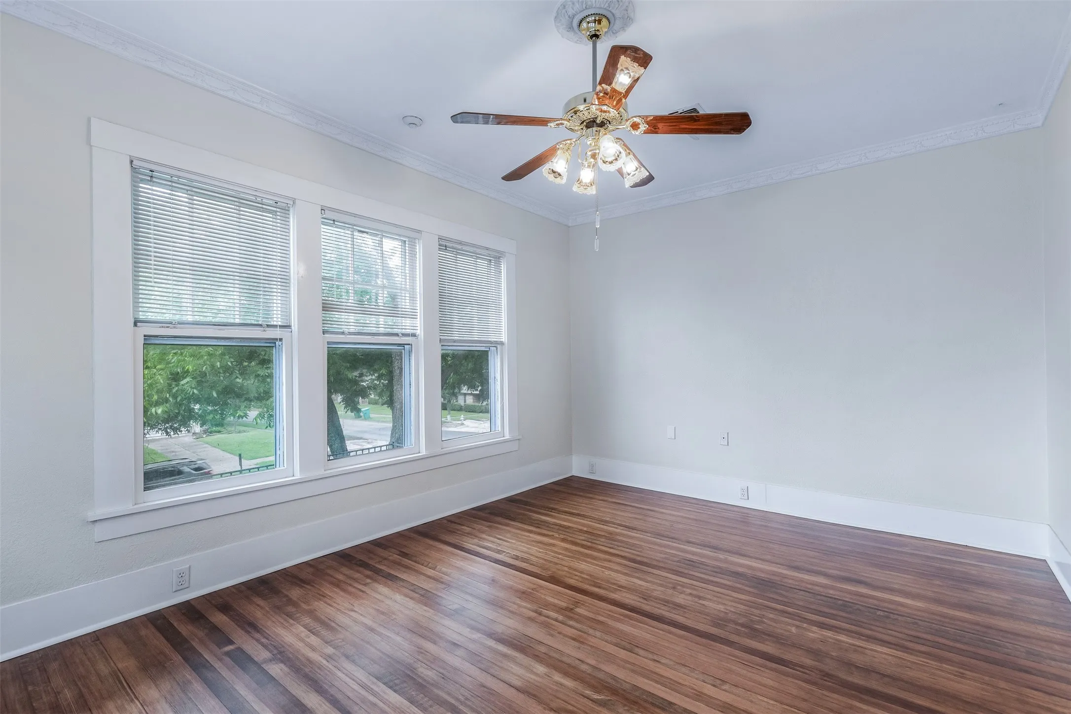 Single Family Residence For Sale in Grayson County , 721 W Washington St., Sherman, Texas 75092, 4 Bedroom, 3 Bathroom, 2 Garage spaces, 3,260 Sqft, built in 1897, mls#21398907, Real Estate Agent in Sherman, Homes For Sale in Grayson county, Homes For Sale in Sherman, Realtor in Sherman Texas, Real Estate Brokerage Independent Realty Texas, Luminita Cordes Realtor