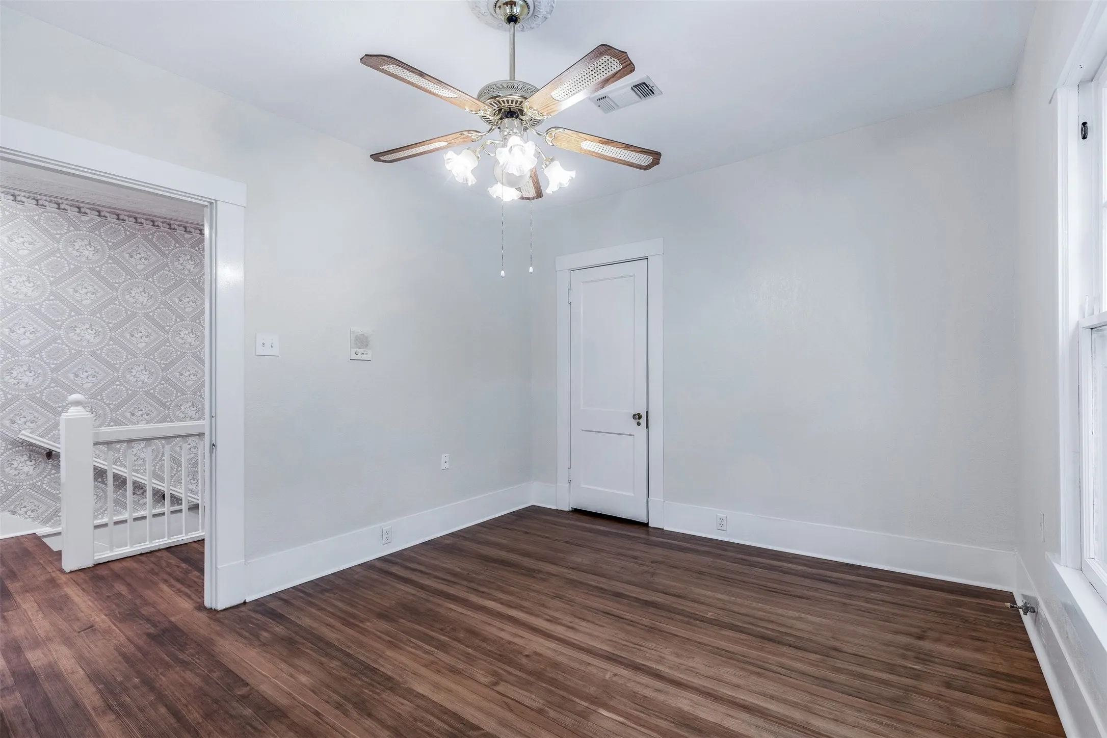Single Family Residence For Sale in Grayson County , 721 W Washington St., Sherman, Texas 75092, 4 Bedroom, 3 Bathroom, 2 Garage spaces, 3,260 Sqft, built in 1897, mls#21398907, Real Estate Agent in Sherman, Homes For Sale in Grayson county, Homes For Sale in Sherman, Realtor in Sherman Texas, Real Estate Brokerage Independent Realty Texas, Luminita Cordes Realtor