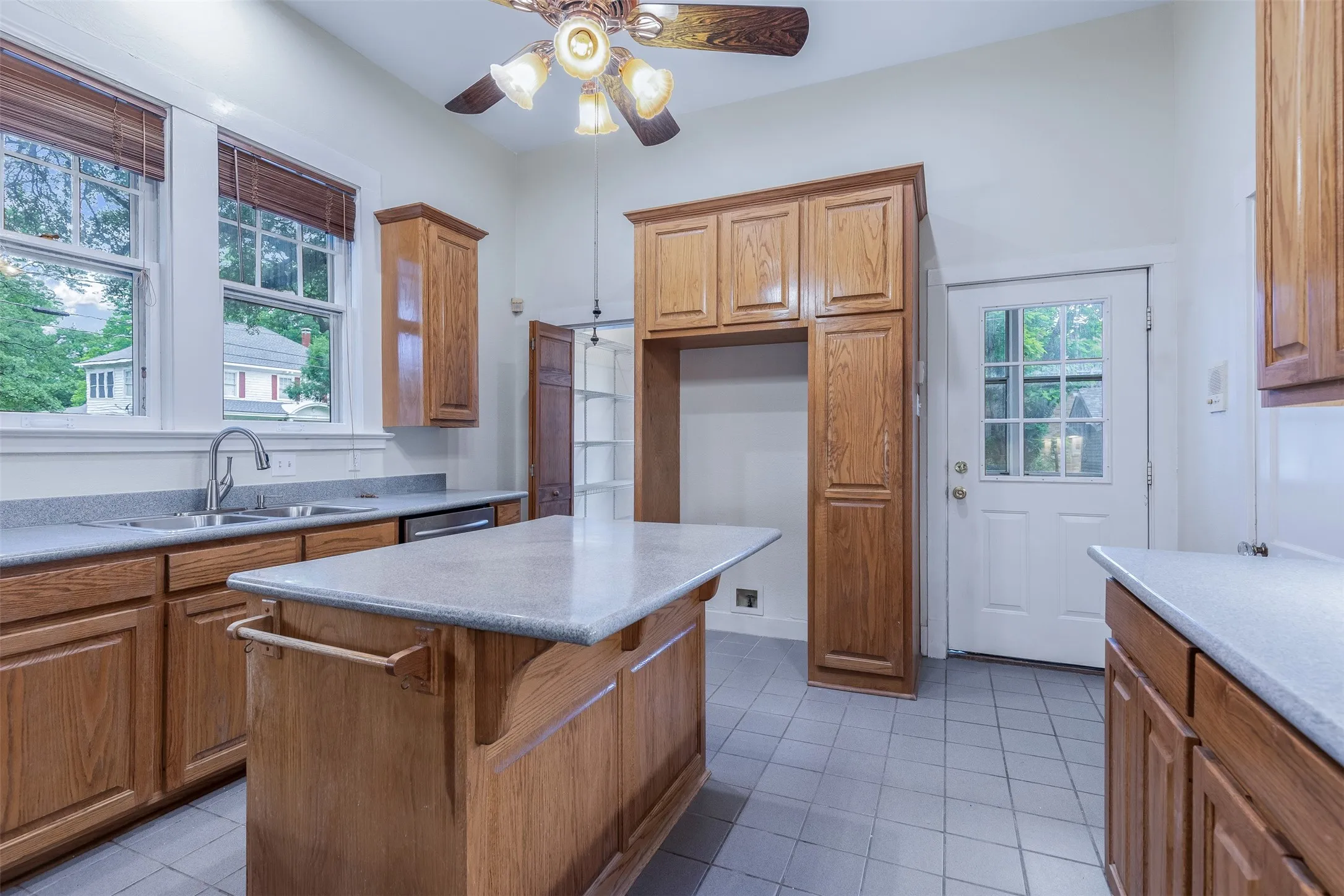 Single Family Residence For Sale in Grayson County , 721 W Washington St., Sherman, Texas 75092, 4 Bedroom, 3 Bathroom, 2 Garage spaces, 3,260 Sqft, built in 1897, mls#21398907, Real Estate Agent in Sherman, Homes For Sale in Grayson county, Homes For Sale in Sherman, Realtor in Sherman Texas, Real Estate Brokerage Independent Realty Texas, Luminita Cordes Realtor