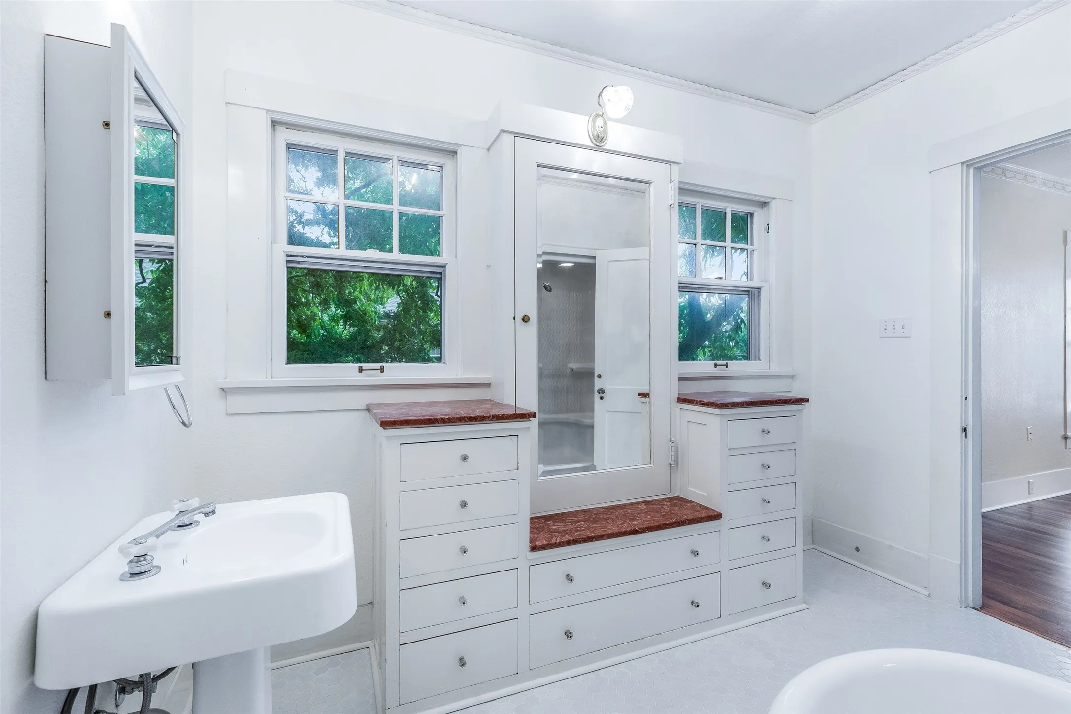 Single Family Residence For Sale in Grayson County , 721 W Washington St., Sherman, Texas 75092, 4 Bedroom, 3 Bathroom, 2 Garage spaces, 3,260 Sqft, built in 1897, mls#21398907, Real Estate Agent in Sherman, Homes For Sale in Grayson county, Homes For Sale in Sherman, Realtor in Sherman Texas, Real Estate Brokerage Independent Realty Texas, Luminita Cordes Realtor