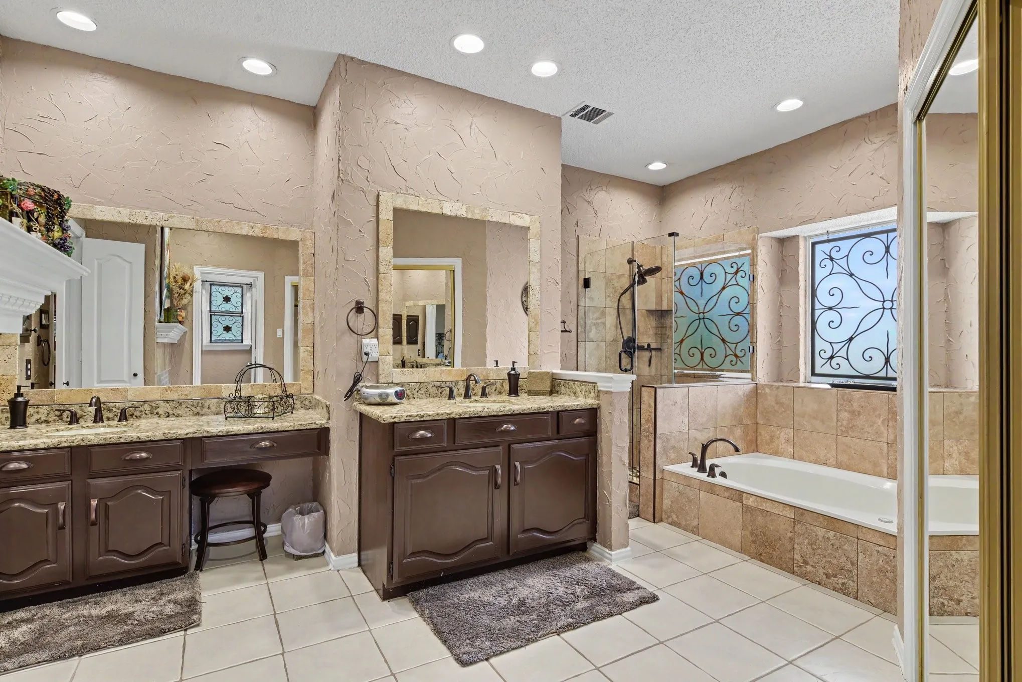 Single Family Residence For Sale in Collin County , 1713 Endicott Drive, Plano, Texas 75025, 5 Bedroom, 4 Bathroom, 2 Garage spaces, 3,370 Sqft, built in 1990, mls#21403505, Real Estate Agent in Plano, Homes For Sale in Collin county, Homes For Sale in Plano, Realtor in Plano Texas, Real Estate Brokerage Independent Realty Texas, Luminita Cordes Realtor