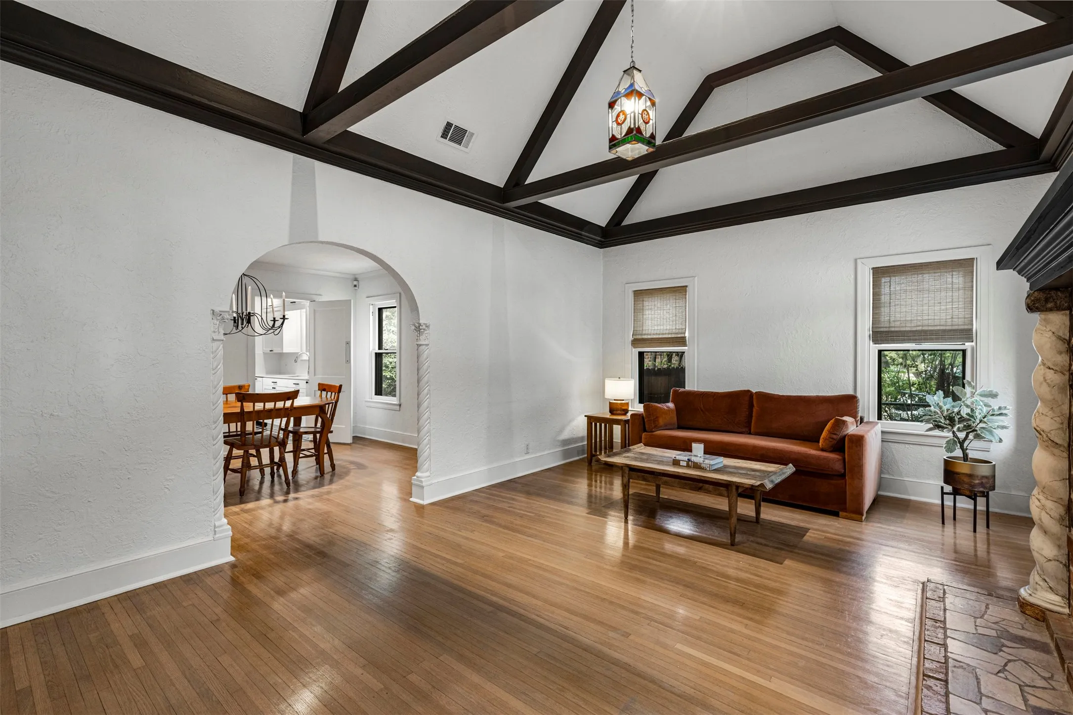 Single Family Residence For Sale in Dallas County , 2803 Cain Boulevard, Dallas, Texas 75211, 2 Bedroom, 1 Bathroom, 1 Garage spaces, 1,286 Sqft, built in 1931, mls#21402518, Real Estate Agent in Dallas, Homes For Sale in Dallas county, Homes For Sale in Dallas, Realtor in Dallas Texas, Real Estate Brokerage Independent Realty Texas, Luminita Cordes Realtor